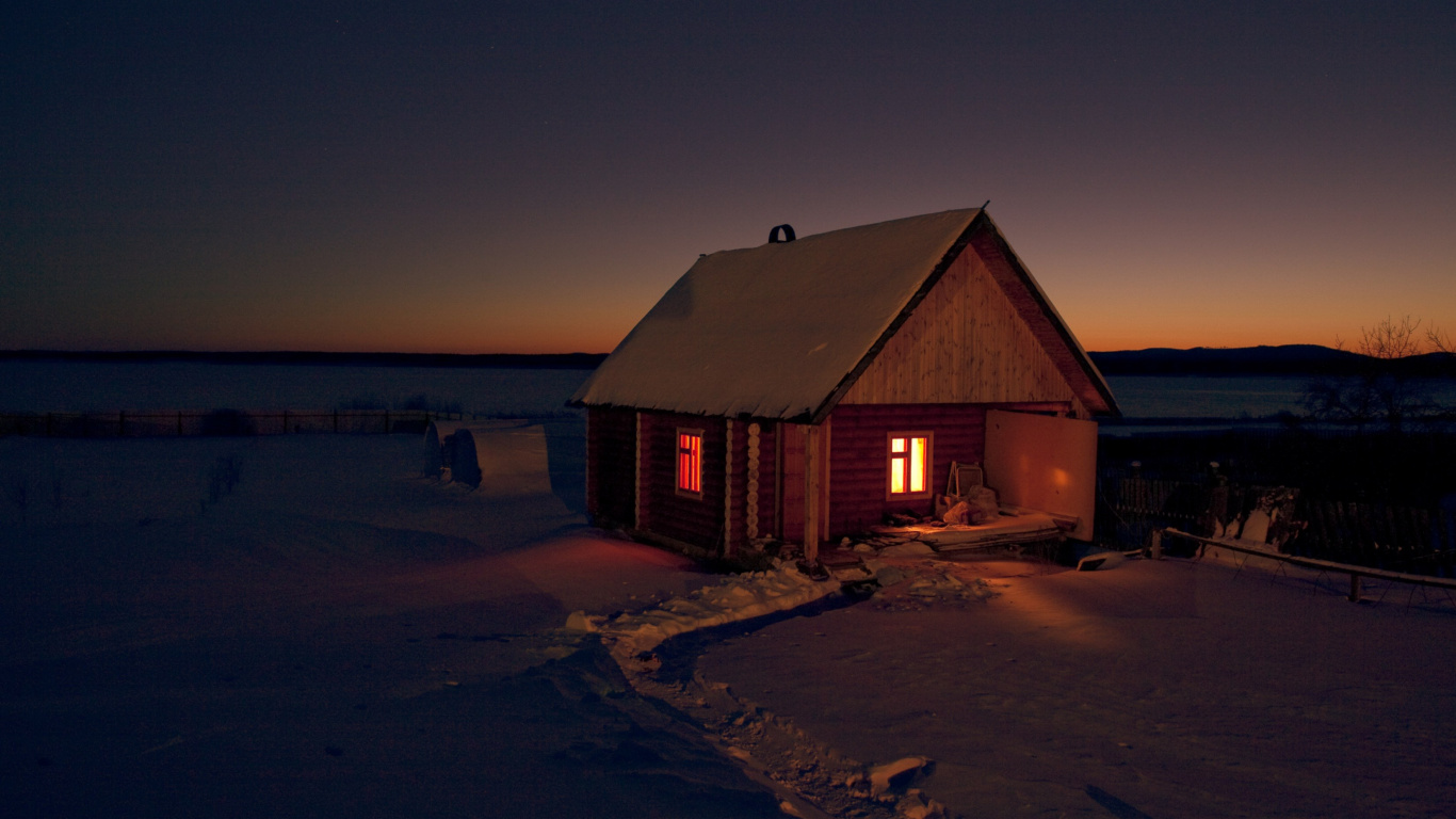 Casa de Madera Marrón en la Playa Durante la Noche. Wallpaper in 1366x768 Resolution