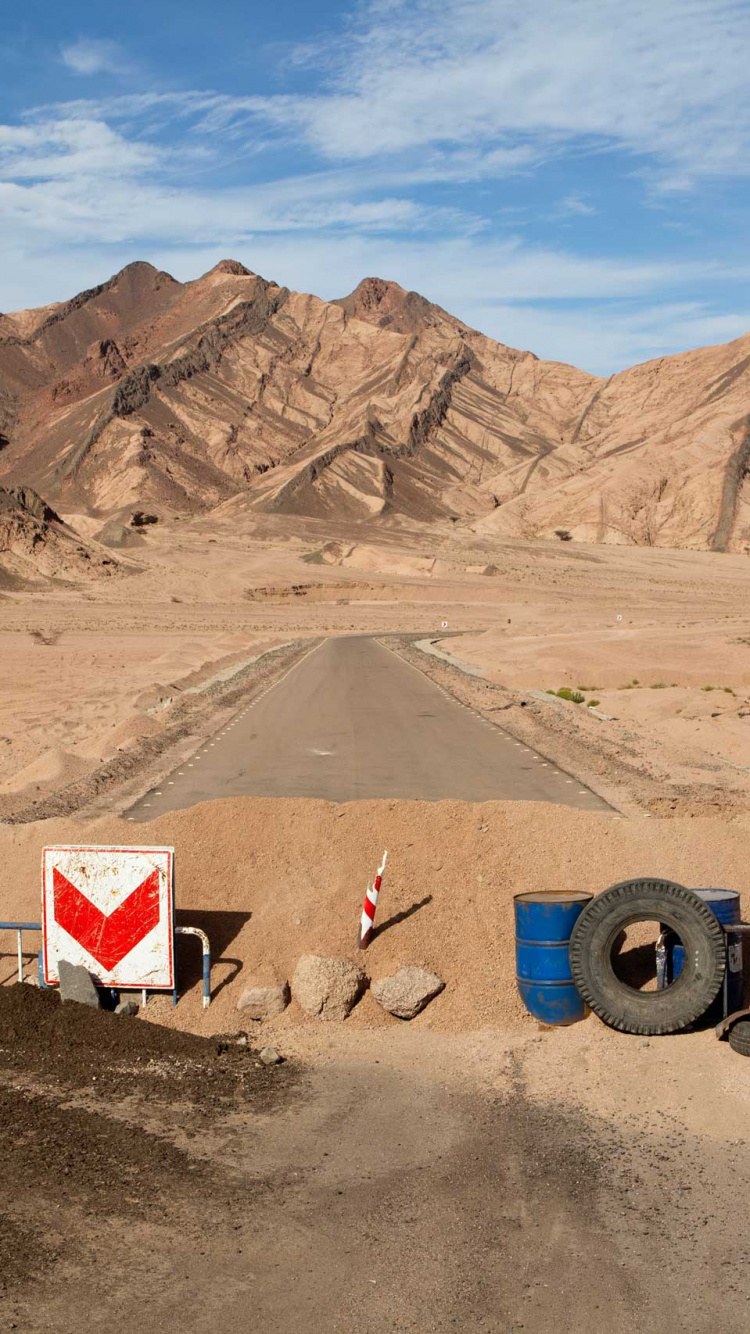 Blau-schwarzer Traktor Auf Braunem Sand. Wallpaper in 750x1334 Resolution