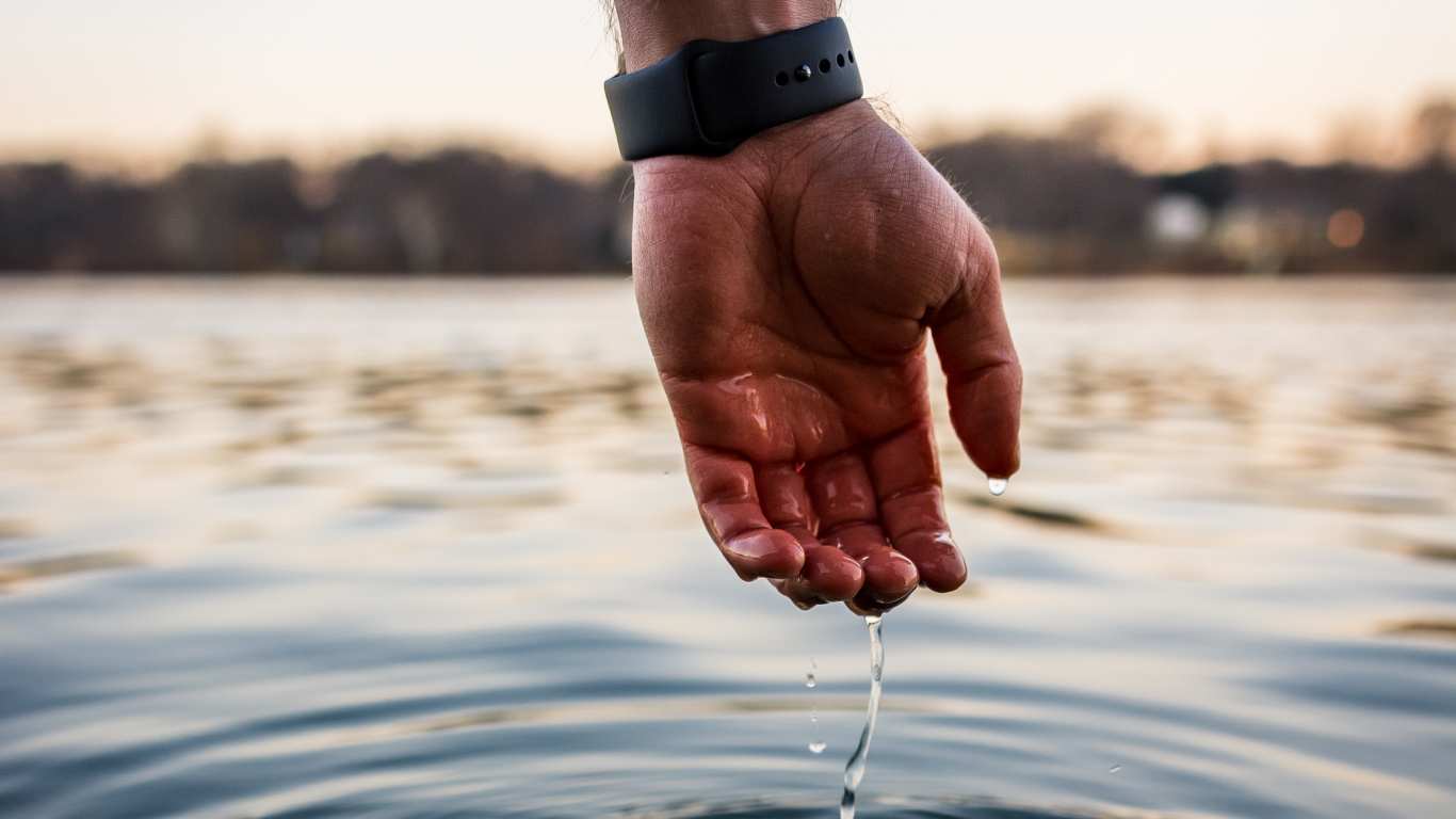 Person, Die Tagsüber Einen Wasserschlauch Auf Dem Wasser Hält. Wallpaper in 1366x768 Resolution