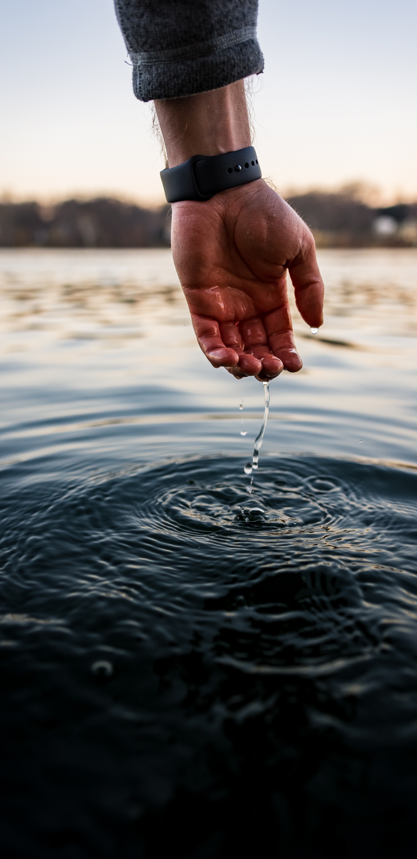 Person, Die Tagsüber Einen Wasserschlauch Auf Dem Wasser Hält. Wallpaper in 1440x2960 Resolution