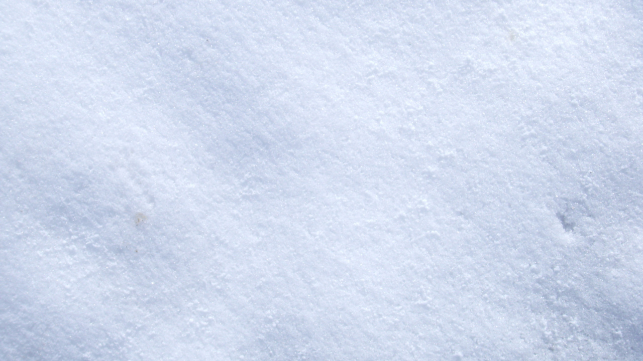 Persona Con Zapatos Negros de Pie Sobre un Suelo Cubierto de Nieve. Wallpaper in 1280x720 Resolution