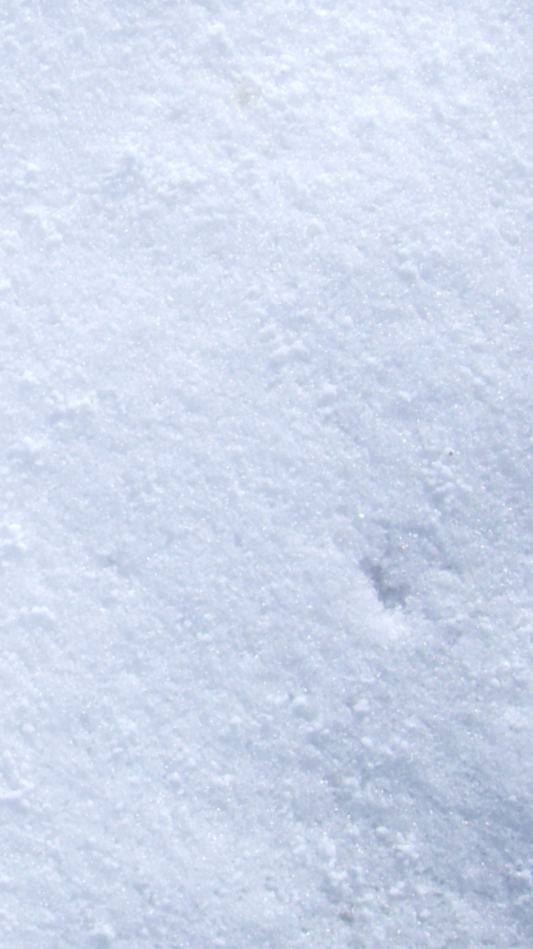 Persona Con Zapatos Negros de Pie Sobre un Suelo Cubierto de Nieve. Wallpaper in 750x1334 Resolution