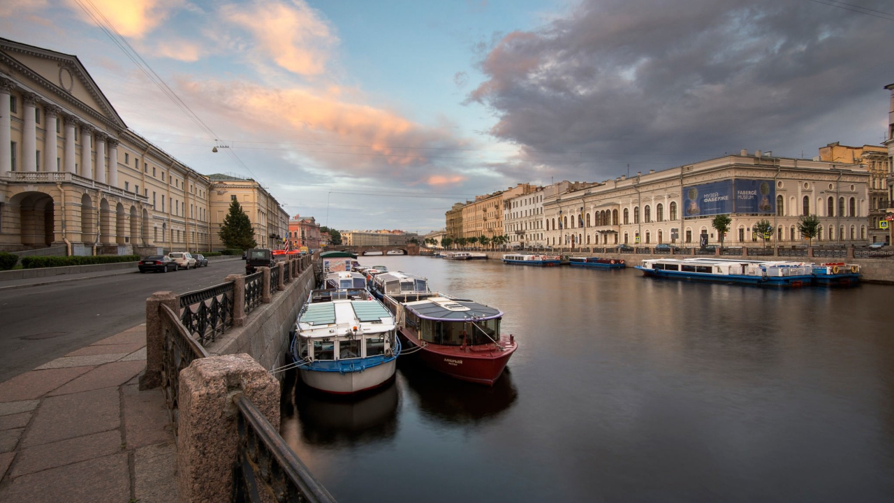 Rotes Und Weißes Boot Auf Dem Fluss in Der Nähe Der Brücke Tagsüber. Wallpaper in 1280x720 Resolution