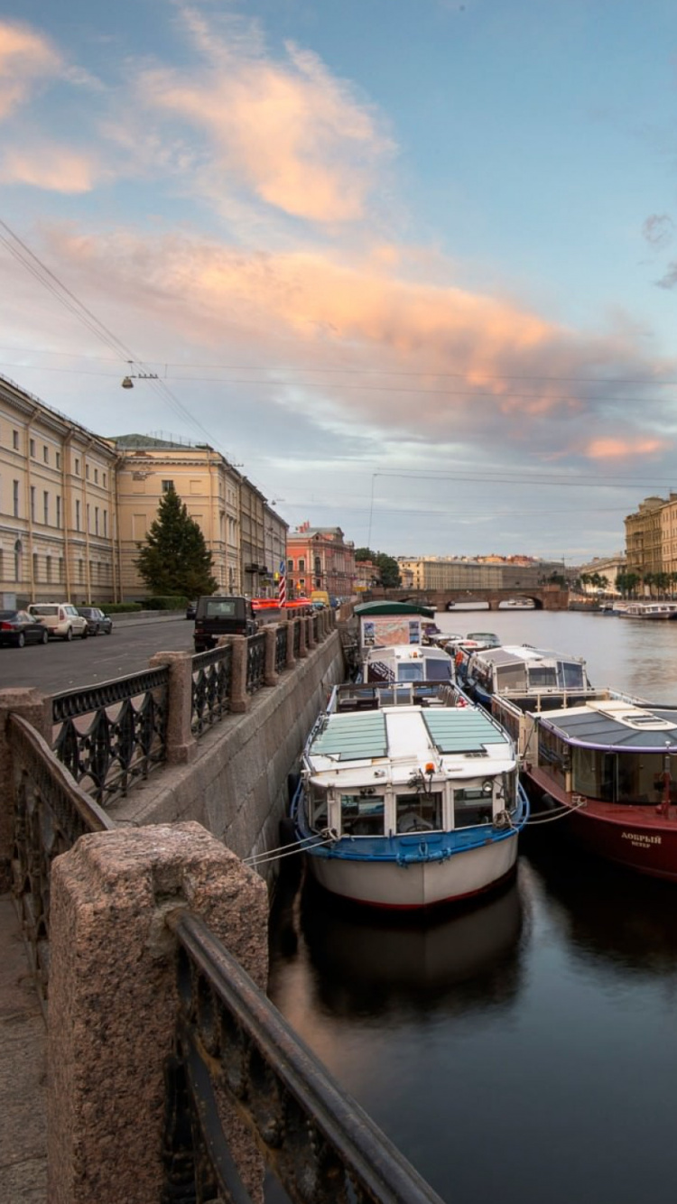 Rotes Und Weißes Boot Auf Dem Fluss in Der Nähe Der Brücke Tagsüber. Wallpaper in 750x1334 Resolution