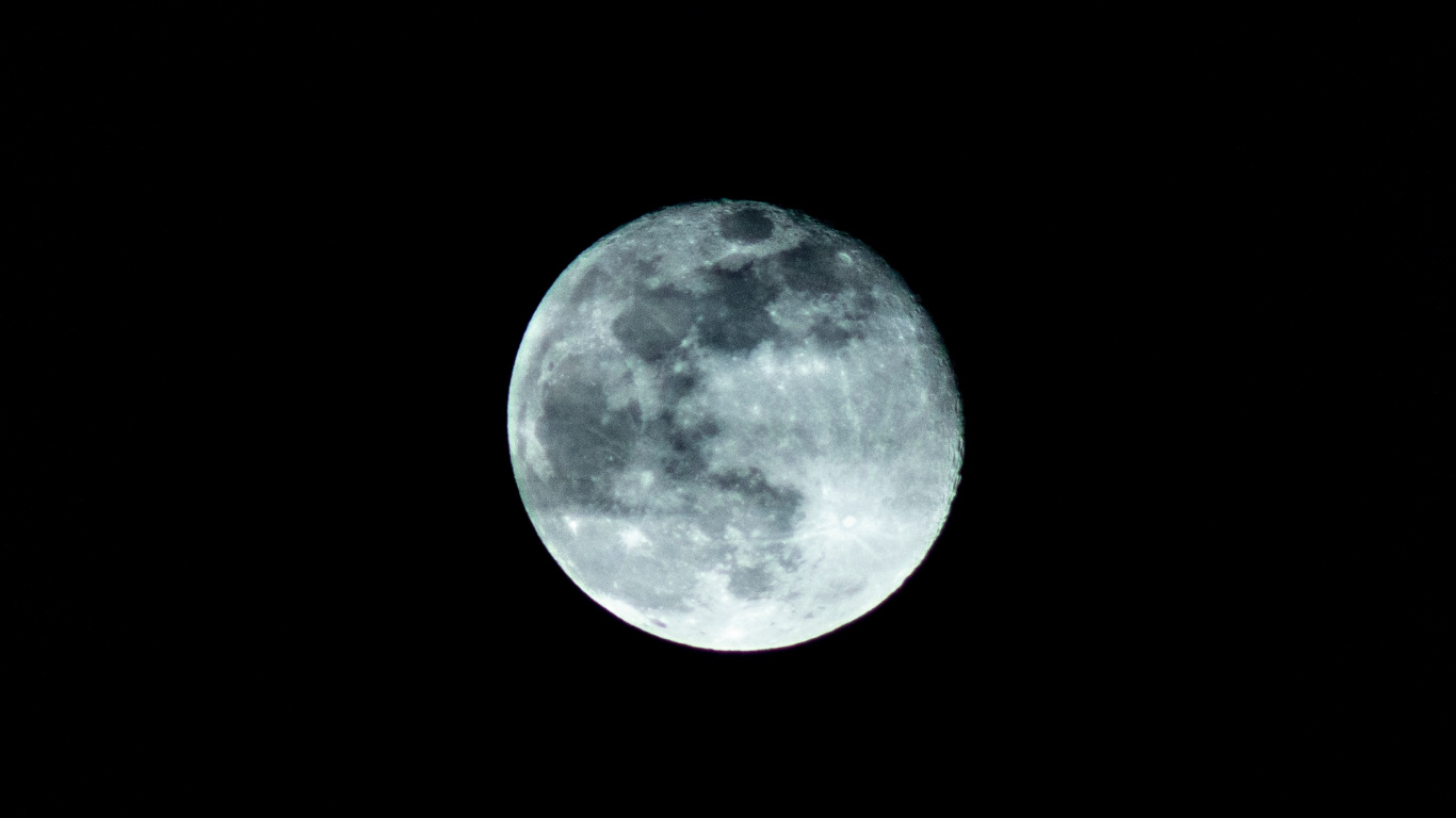 Luna Llena en el Cielo de la Noche Oscura. Wallpaper in 1366x768 Resolution