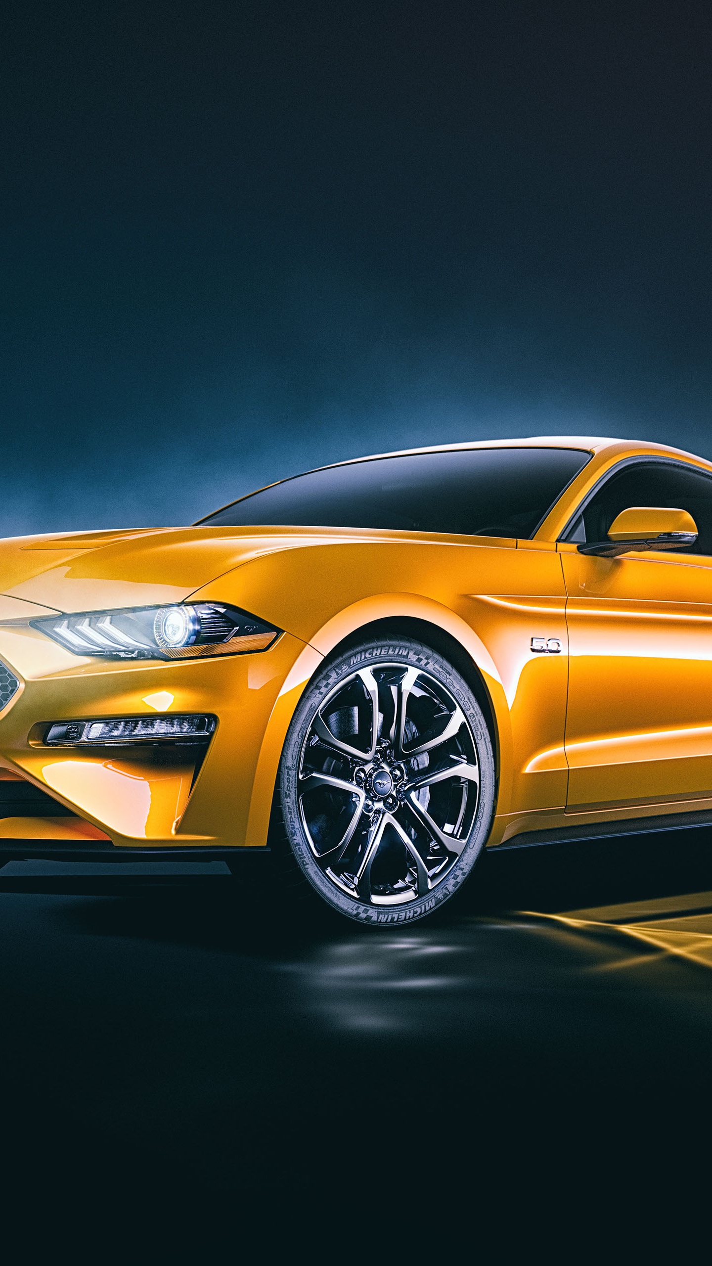 Mercedes Benz Coupe de Oro Sobre Fondo Negro. Wallpaper in 1440x2560 Resolution