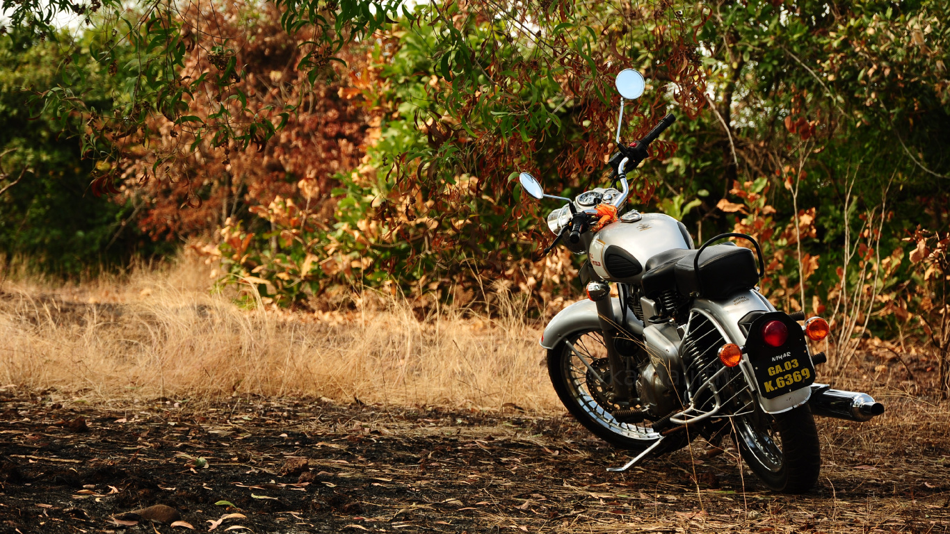 Black and Silver Motorcycle on Brown Field. Wallpaper in 1366x768 Resolution