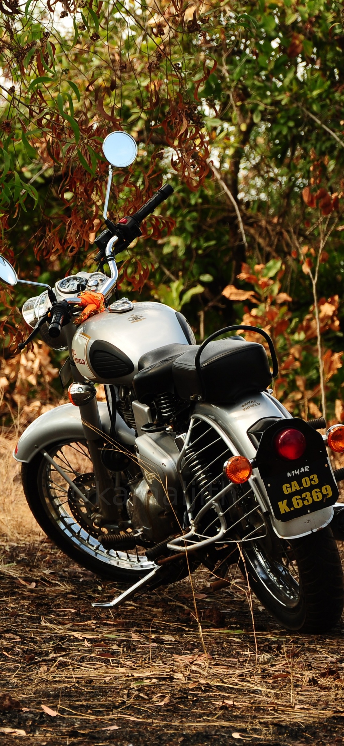 Motocicleta Negra y Plateada en Campo Marrón. Wallpaper in 1125x2436 Resolution