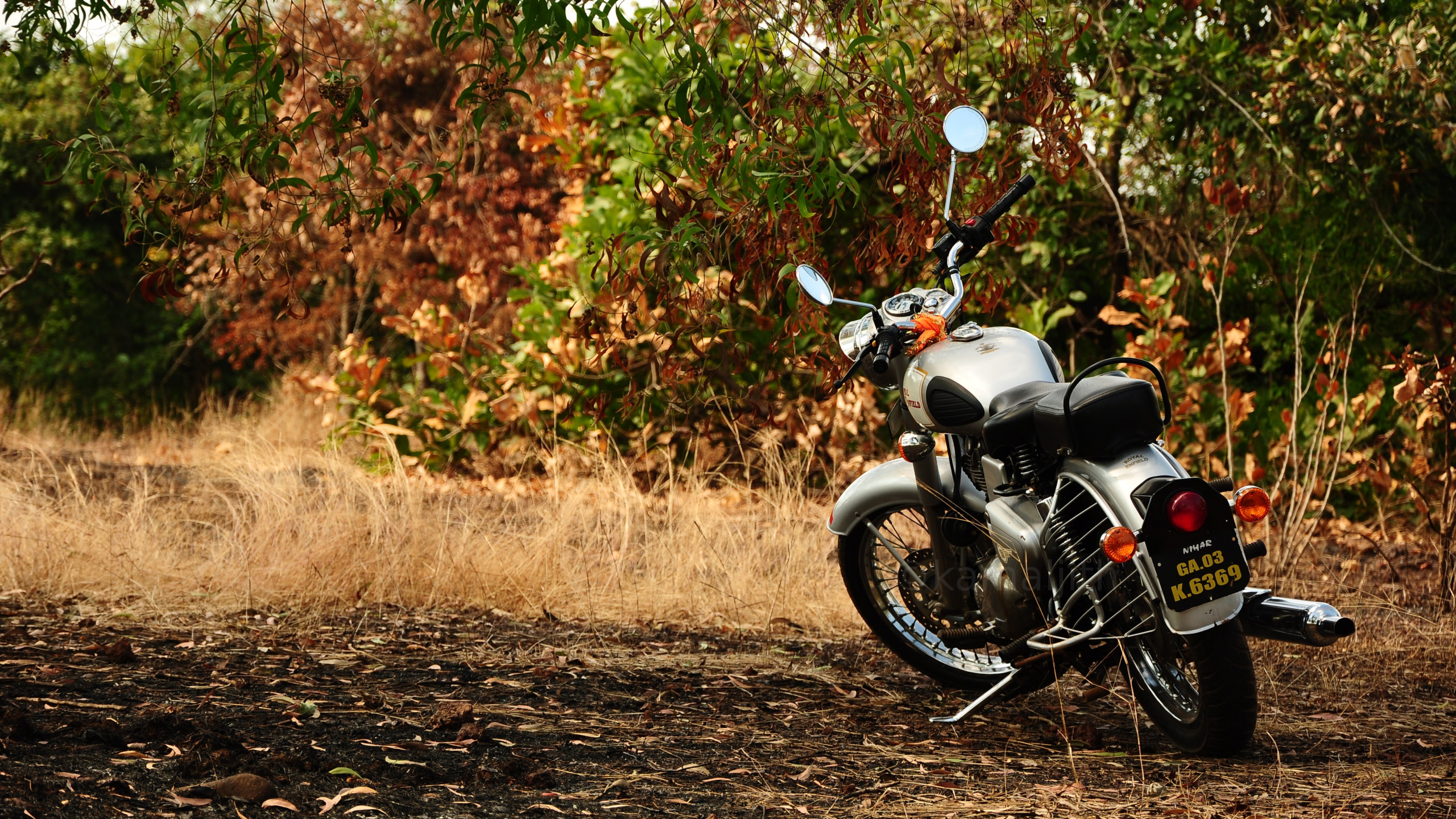 Motocicleta Negra y Plateada en Campo Marrón. Wallpaper in 2560x1440 Resolution
