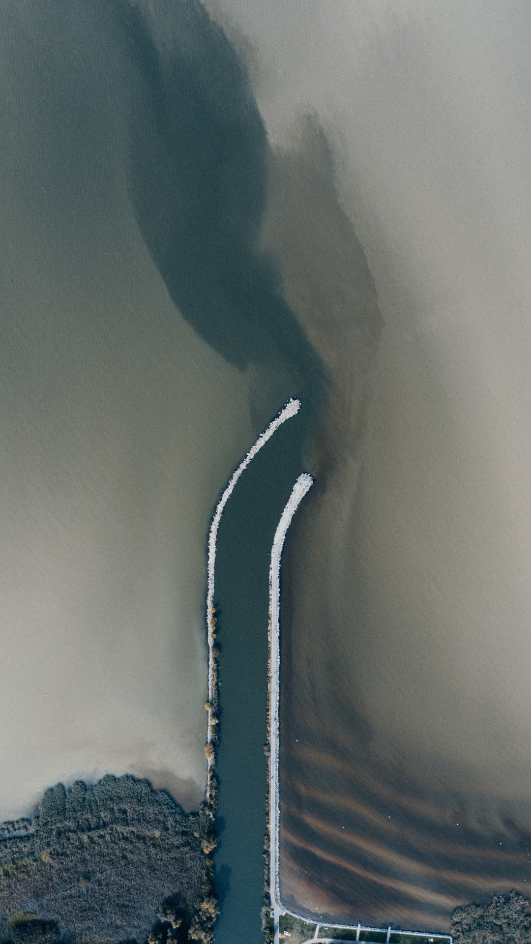 Weißes Boot Auf See Tagsüber Sea. Wallpaper in 1080x1920 Resolution