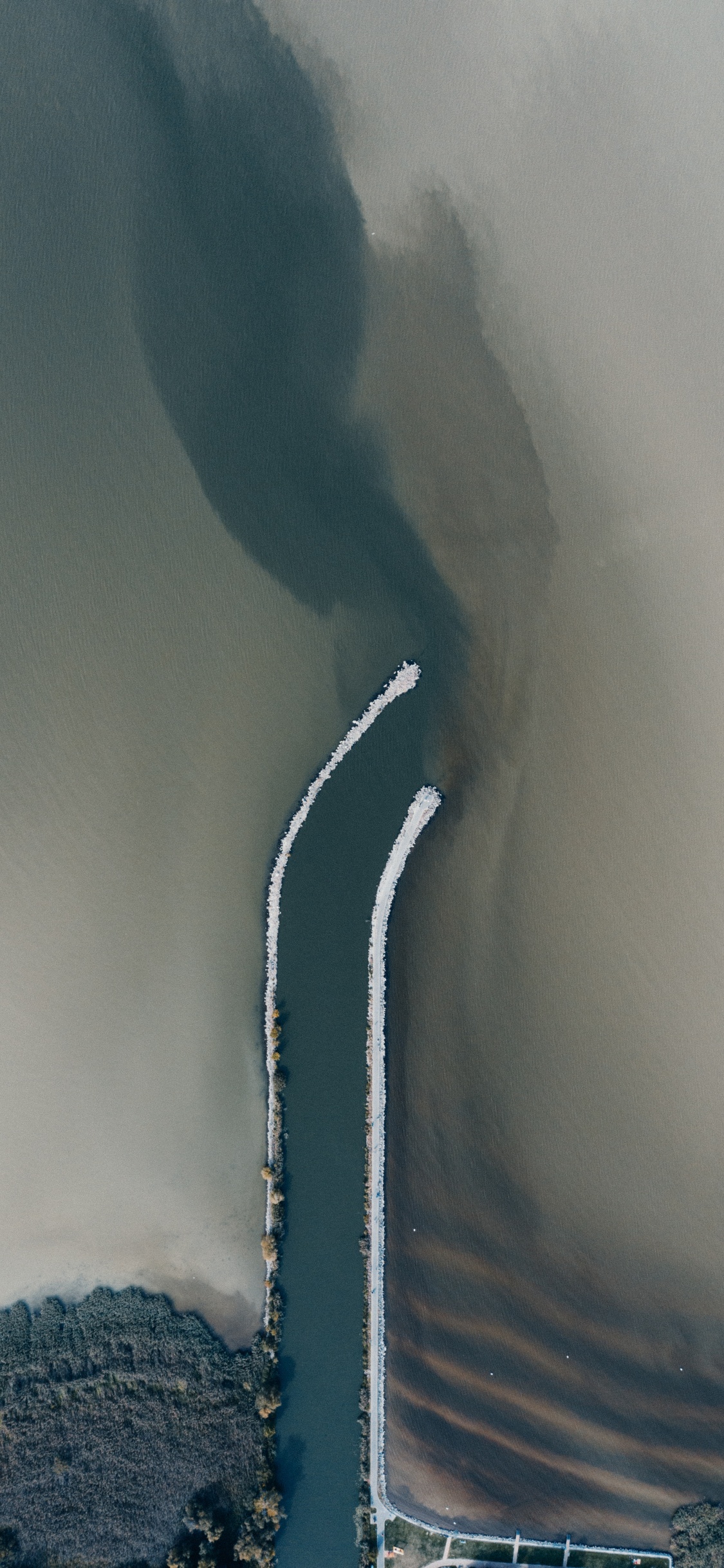 Bateau Blanc en Mer Pendant la Journée. Wallpaper in 1125x2436 Resolution