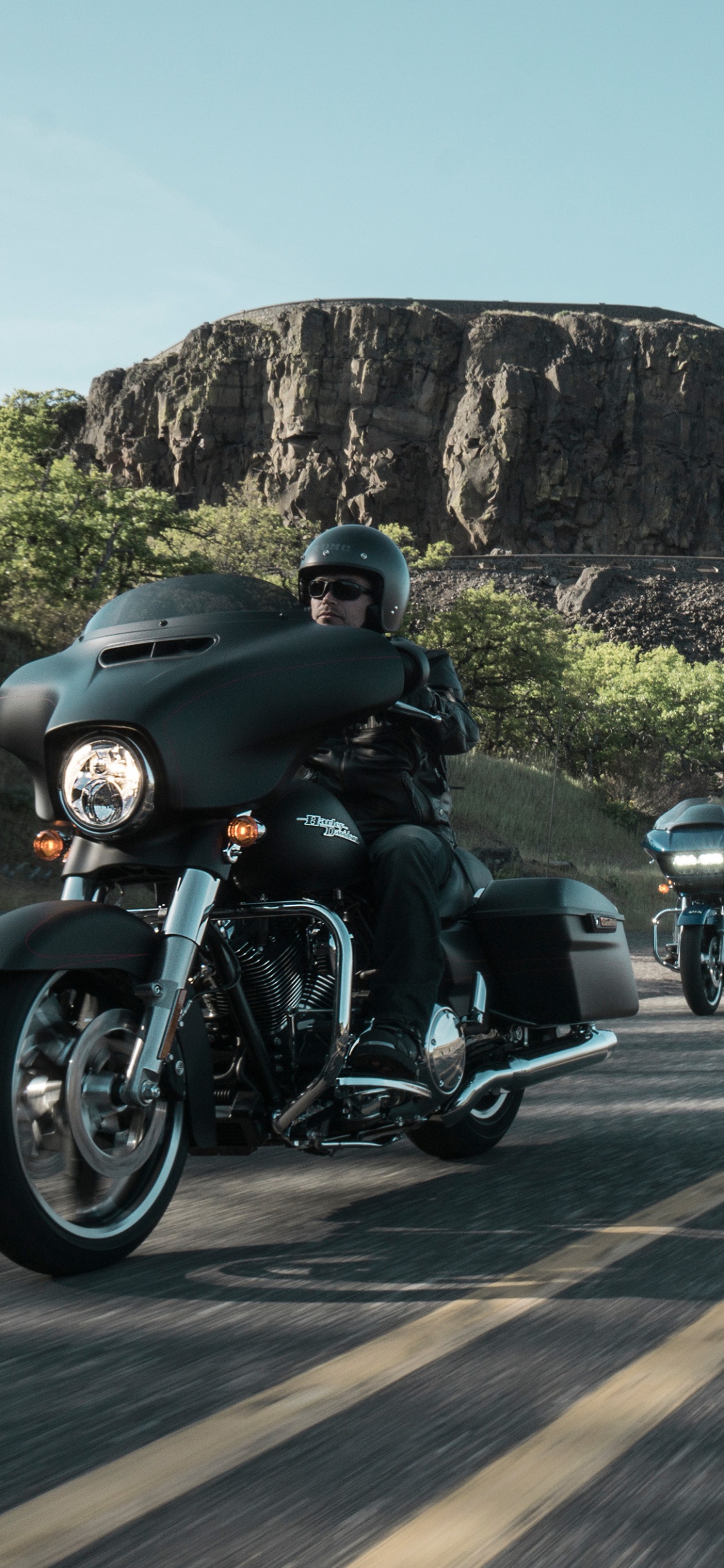 Schwarzes Motorrad Tagsüber Unterwegs. Wallpaper in 1125x2436 Resolution