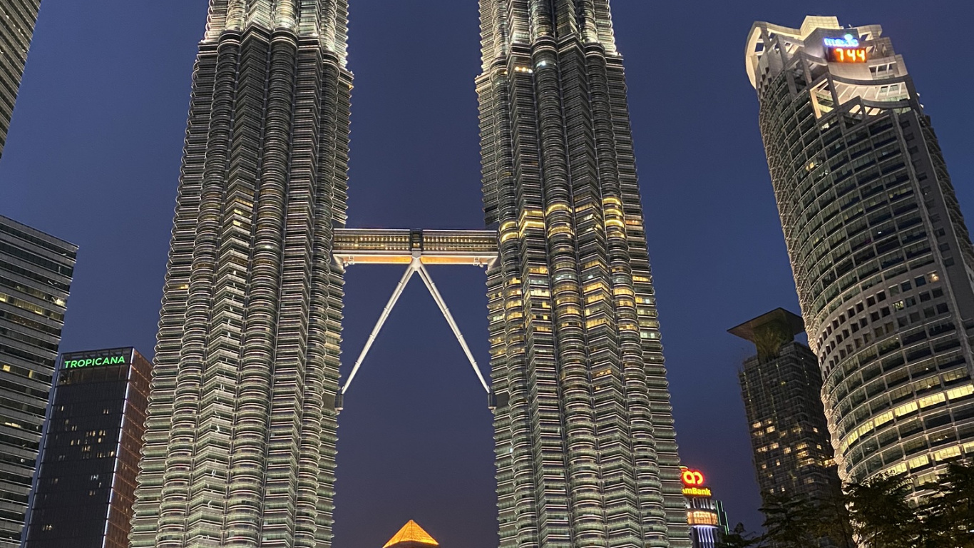 Petronas Towers, Kuala Lumpur, Malaysien, Petronas Twin Towers; Petronas Zwillingstürme, Tower Block. Wallpaper in 1366x768 Resolution