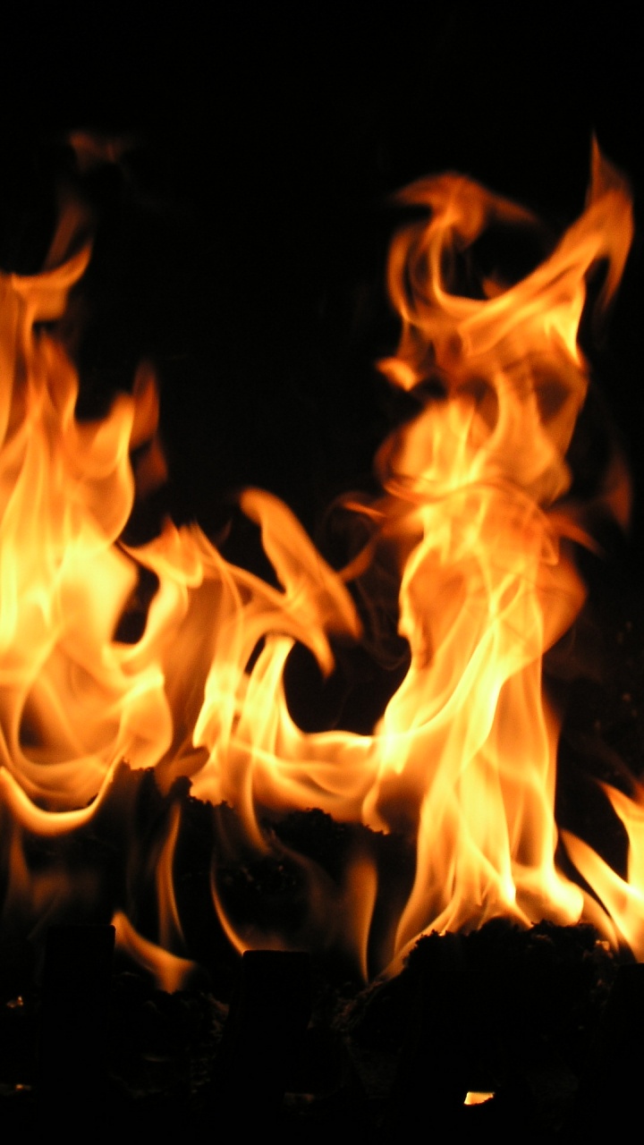 Feuer in Schwarzem Hintergrund Mit Schwarzem Hintergrund. Wallpaper in 720x1280 Resolution