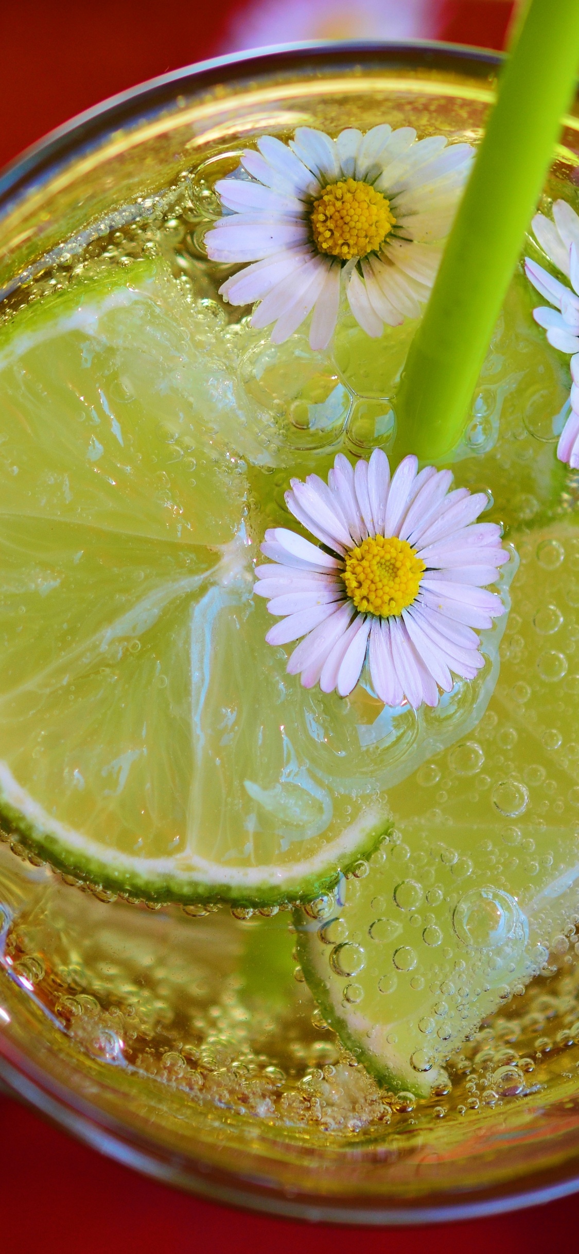 Klares Trinkglas Mit Gelbem Strohhalm. Wallpaper in 1125x2436 Resolution