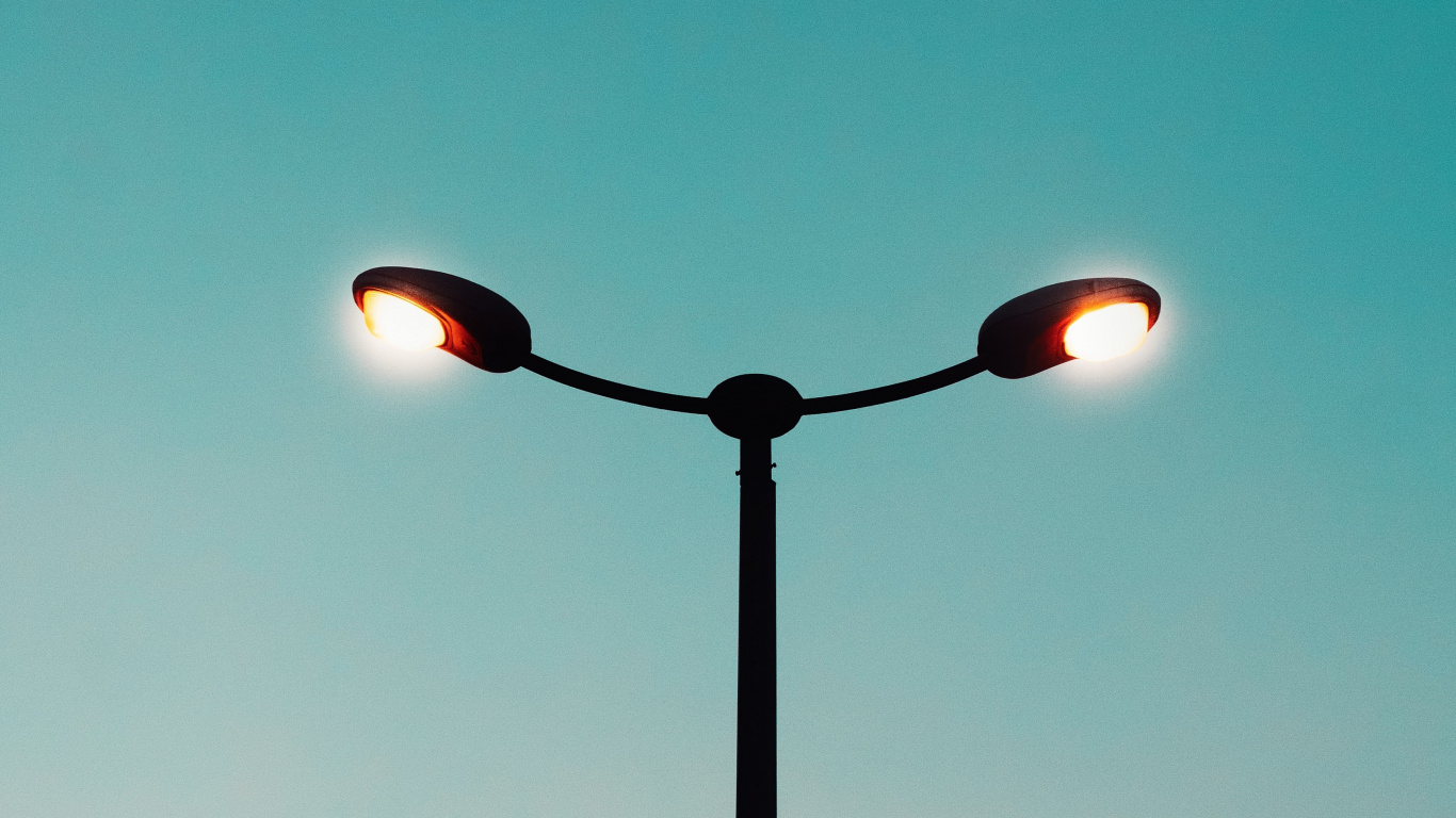 Réverbère Noir et Rouge Pendant la Nuit. Wallpaper in 1366x768 Resolution