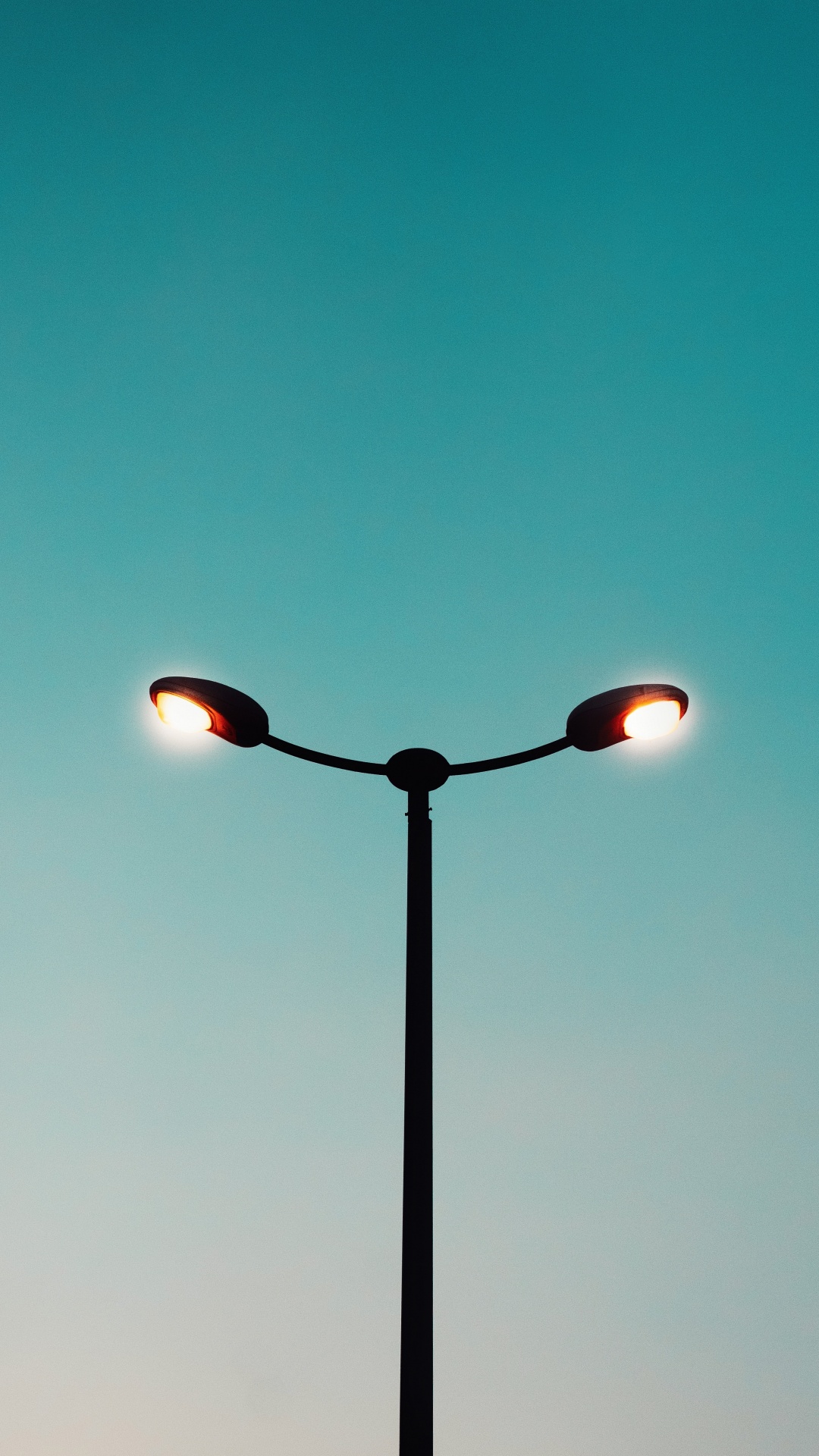 Farola Negra y Roja Durante la Noche.. Wallpaper in 1080x1920 Resolution