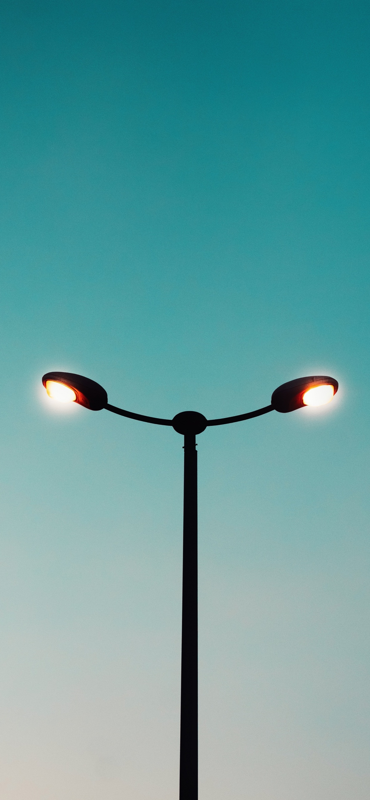 Farola Negra y Roja Durante la Noche.. Wallpaper in 1242x2688 Resolution