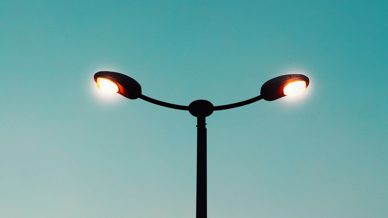 Schwarze Und Rote Straßenlaterne Während Der Nacht. Wallpaper in 1280x720 Resolution