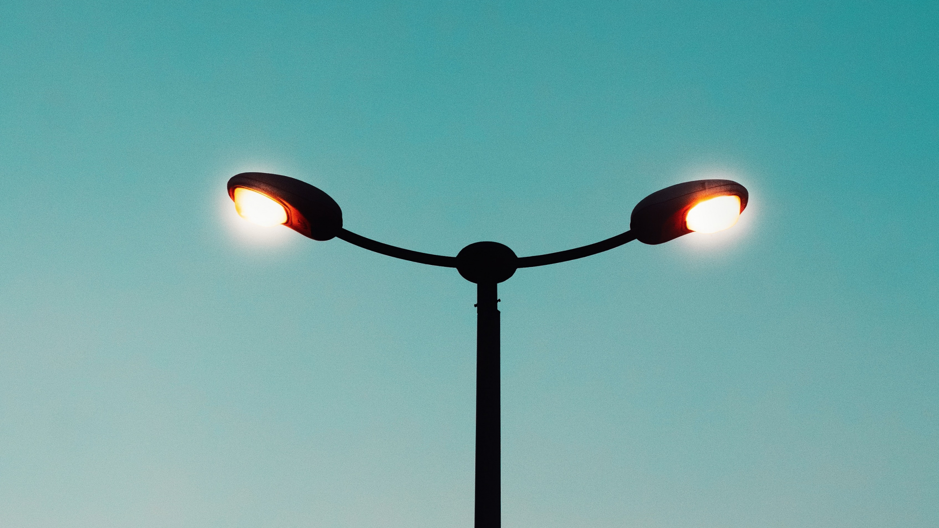 Schwarze Und Rote Straßenlaterne Während Der Nacht. Wallpaper in 1920x1080 Resolution