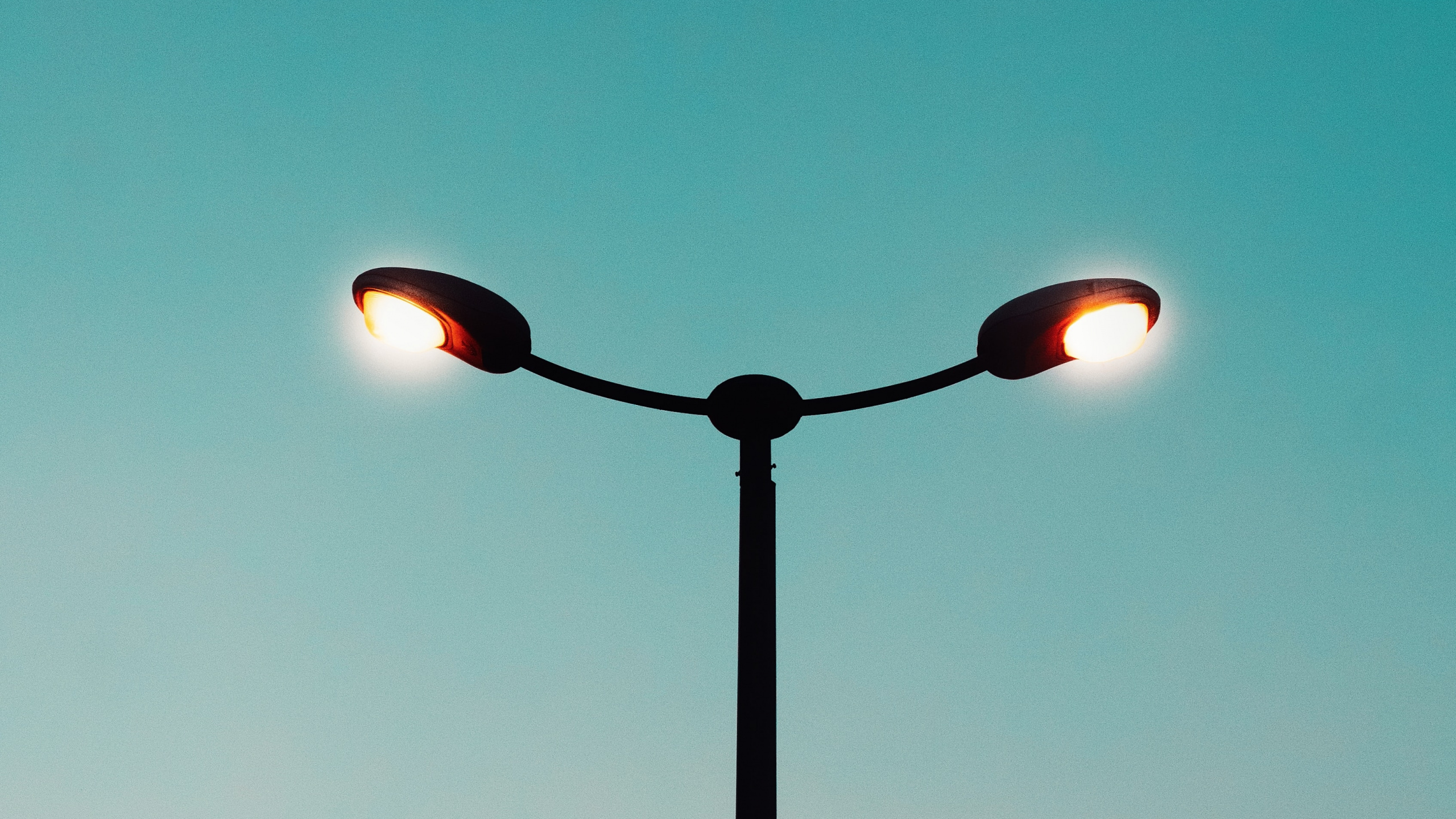 Schwarze Und Rote Straßenlaterne Während Der Nacht. Wallpaper in 2560x1440 Resolution