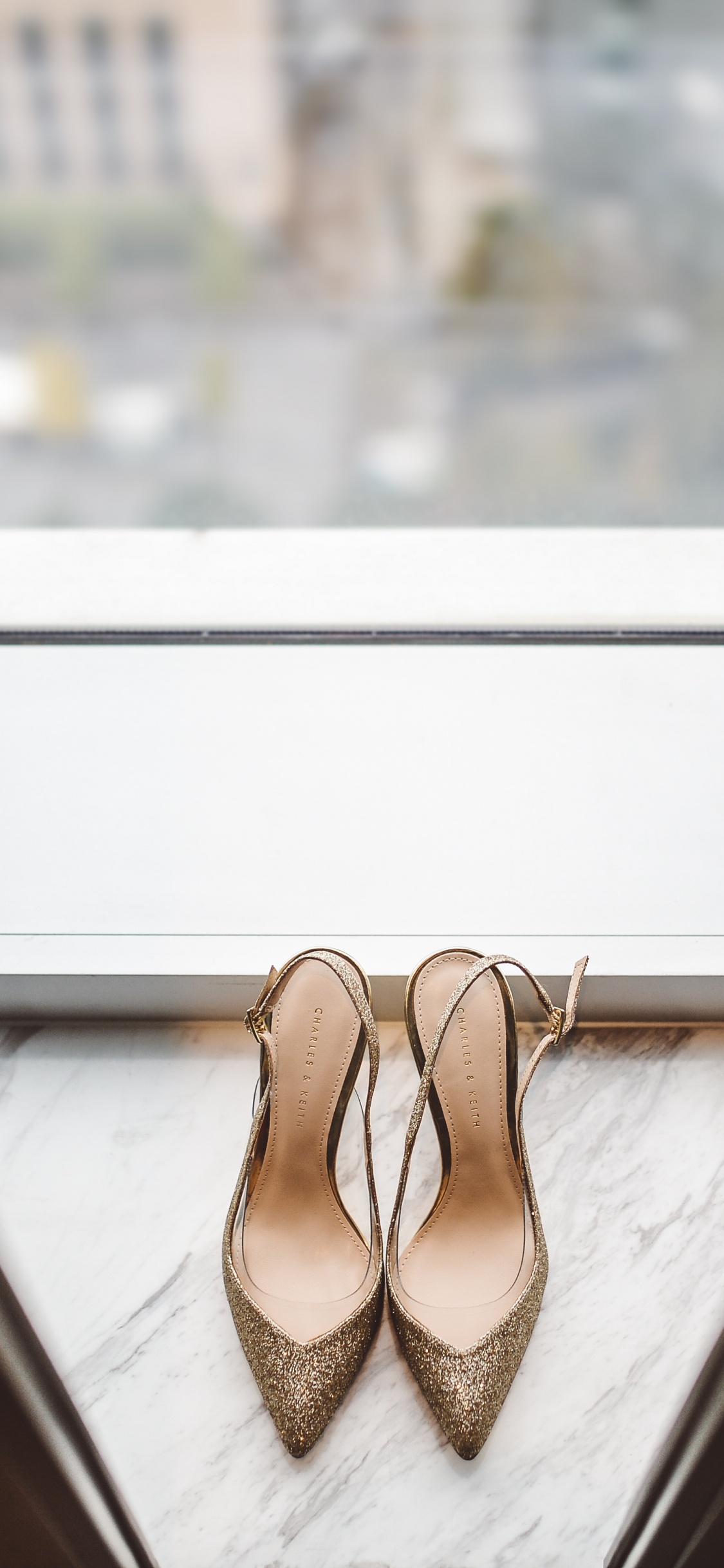 Sandales Peep Toe Marron et Blanches. Wallpaper in 1125x2436 Resolution