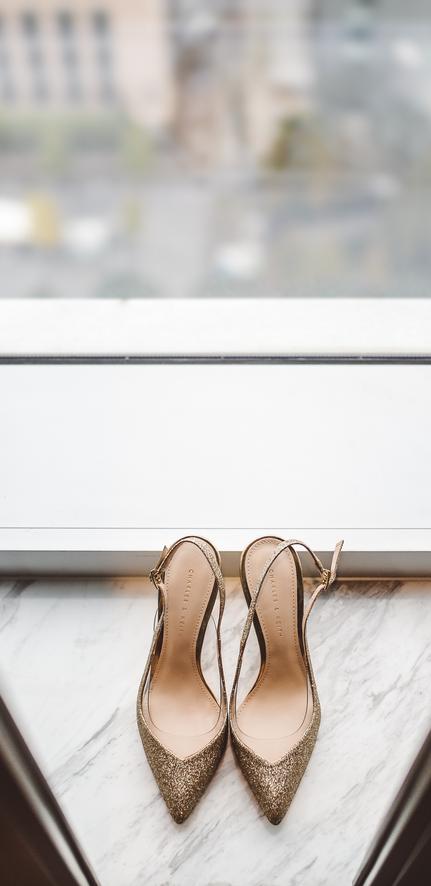 Sandales Peep Toe Marron et Blanches. Wallpaper in 1440x2960 Resolution