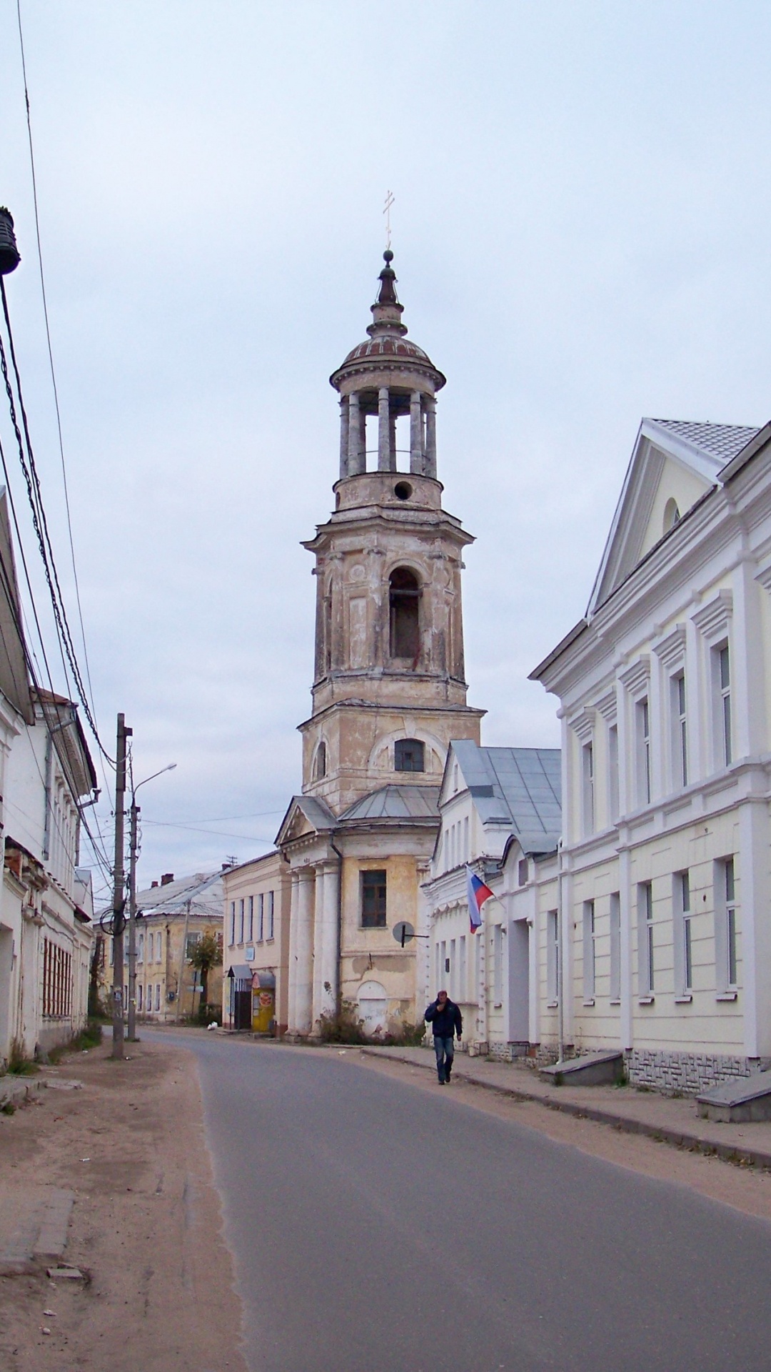 Edificio de Hormigón Blanco Cerca de la Carretera Durante el Día. Wallpaper in 1080x1920 Resolution