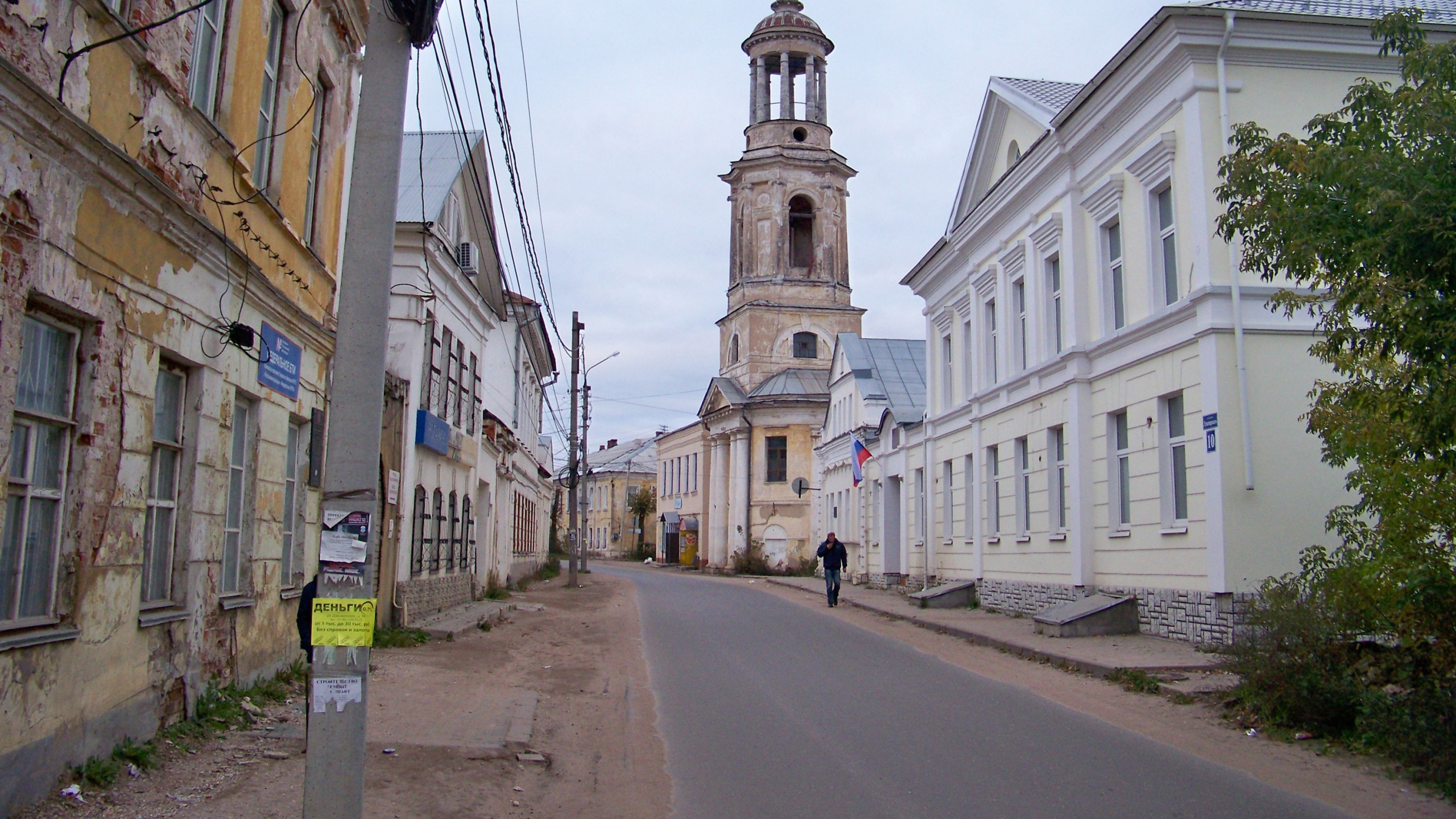 Bâtiment en Béton Blanc Près de la Route Pendant la Journée. Wallpaper in 2560x1440 Resolution