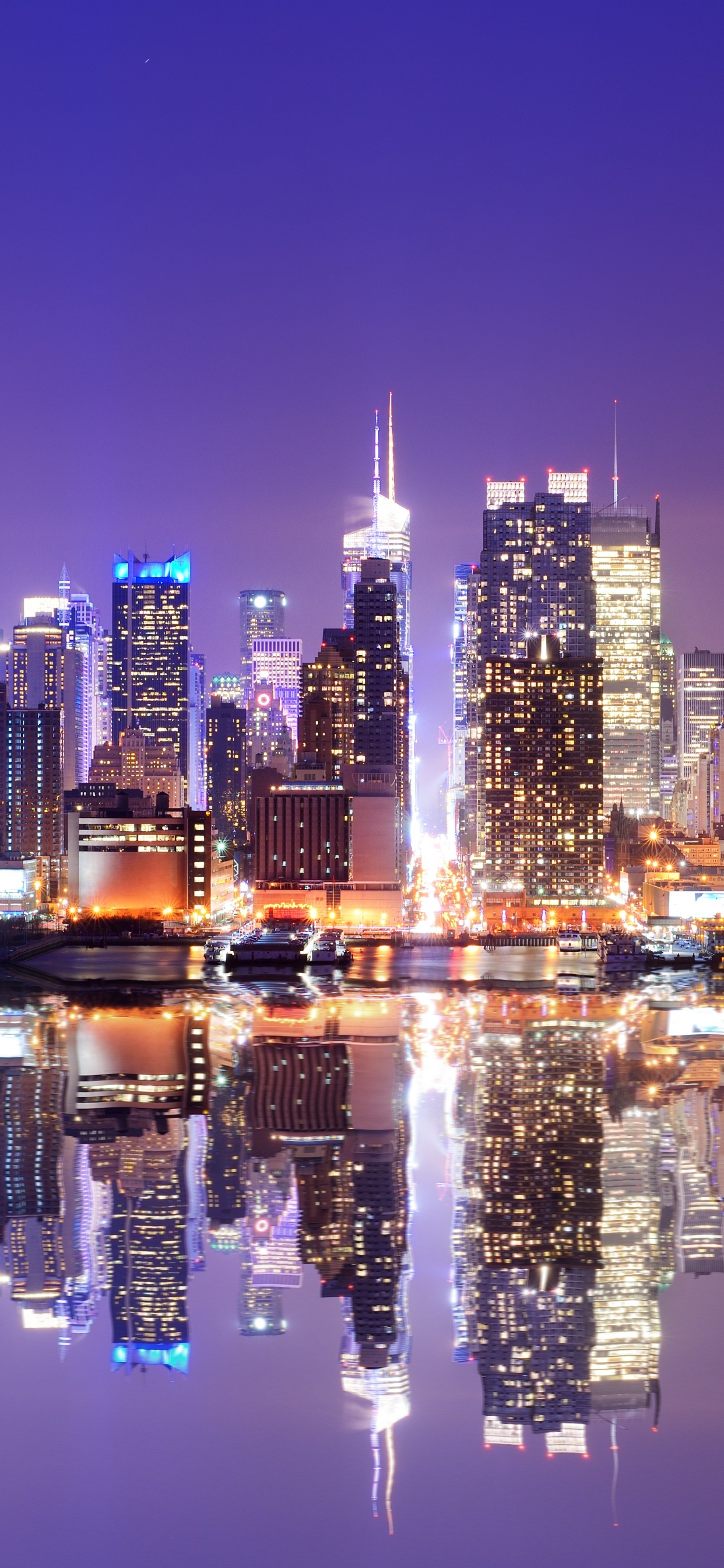 Horizonte de la Ciudad a Través Del Cuerpo de Agua Durante la Noche.. Wallpaper in 1242x2688 Resolution