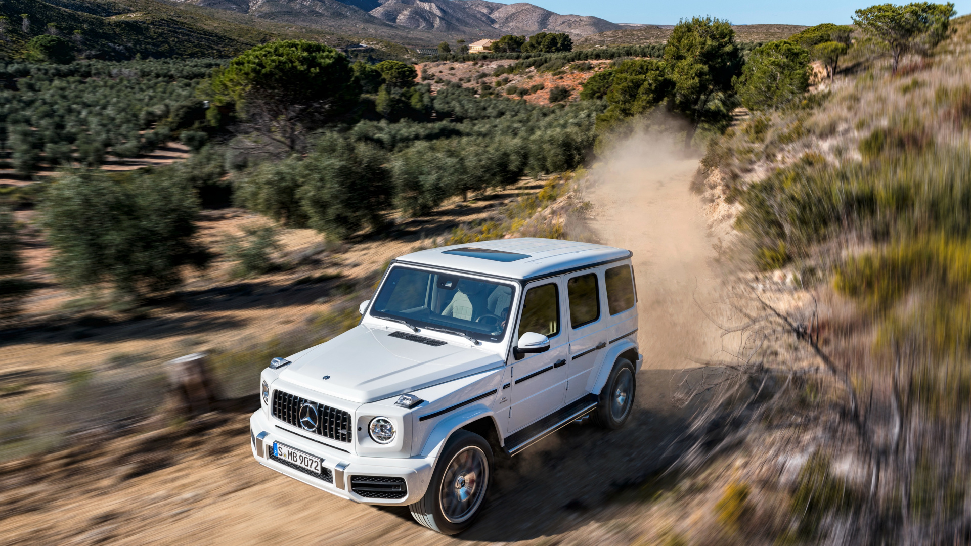 Suv Blanc Sur Chemin de Terre Pendant la Journée. Wallpaper in 1920x1080 Resolution