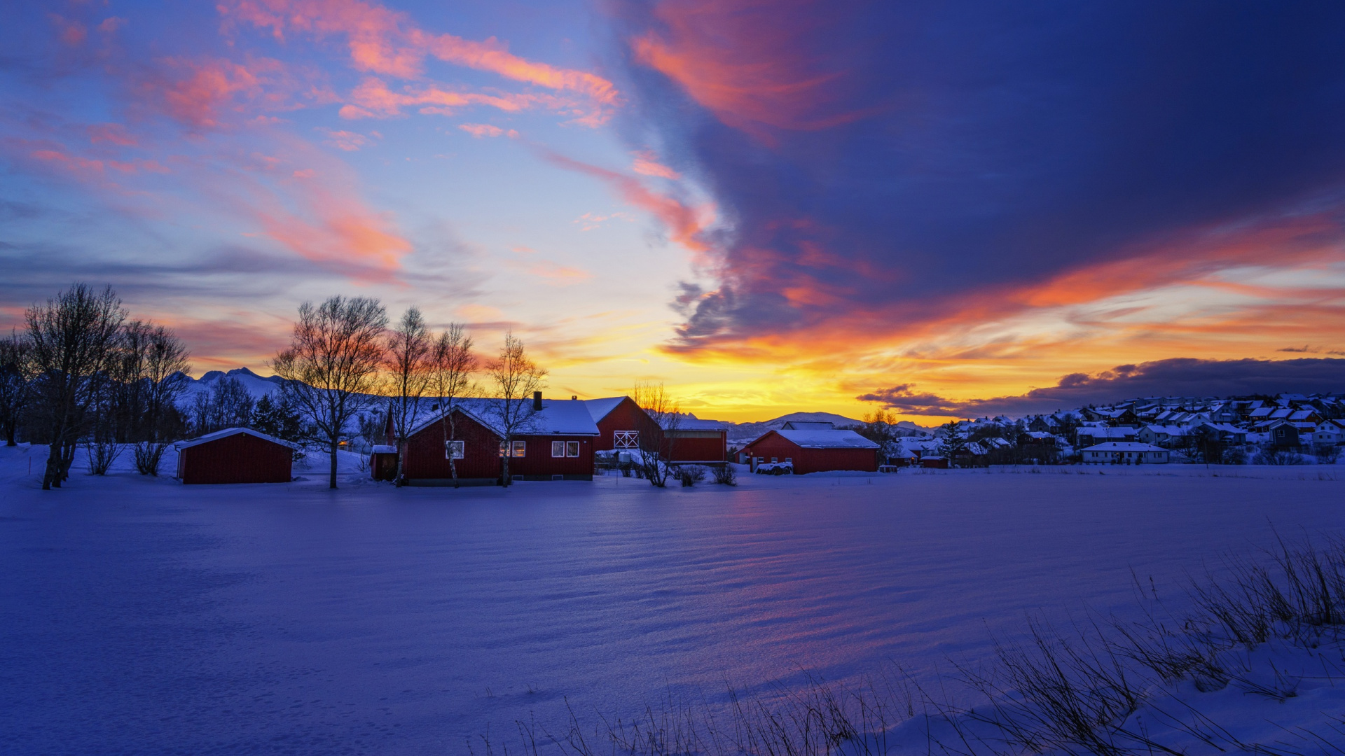 Casas en Suelo Cubierto de Nieve Durante la Puesta de Sol. Wallpaper in 1920x1080 Resolution