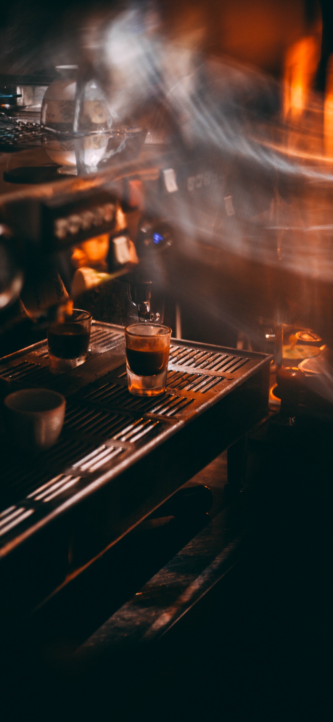 Photographie en Accéléré D'un Verre à Boire Clair Sur Une Table en Bois Marron. Wallpaper in 1125x2436 Resolution