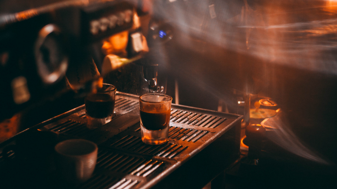 Photographie en Accéléré D'un Verre à Boire Clair Sur Une Table en Bois Marron. Wallpaper in 1366x768 Resolution