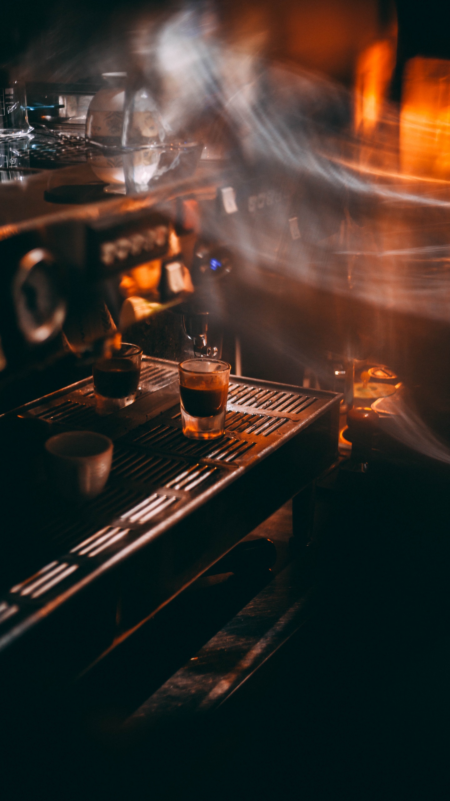 Photographie en Accéléré D'un Verre à Boire Clair Sur Une Table en Bois Marron. Wallpaper in 1440x2560 Resolution