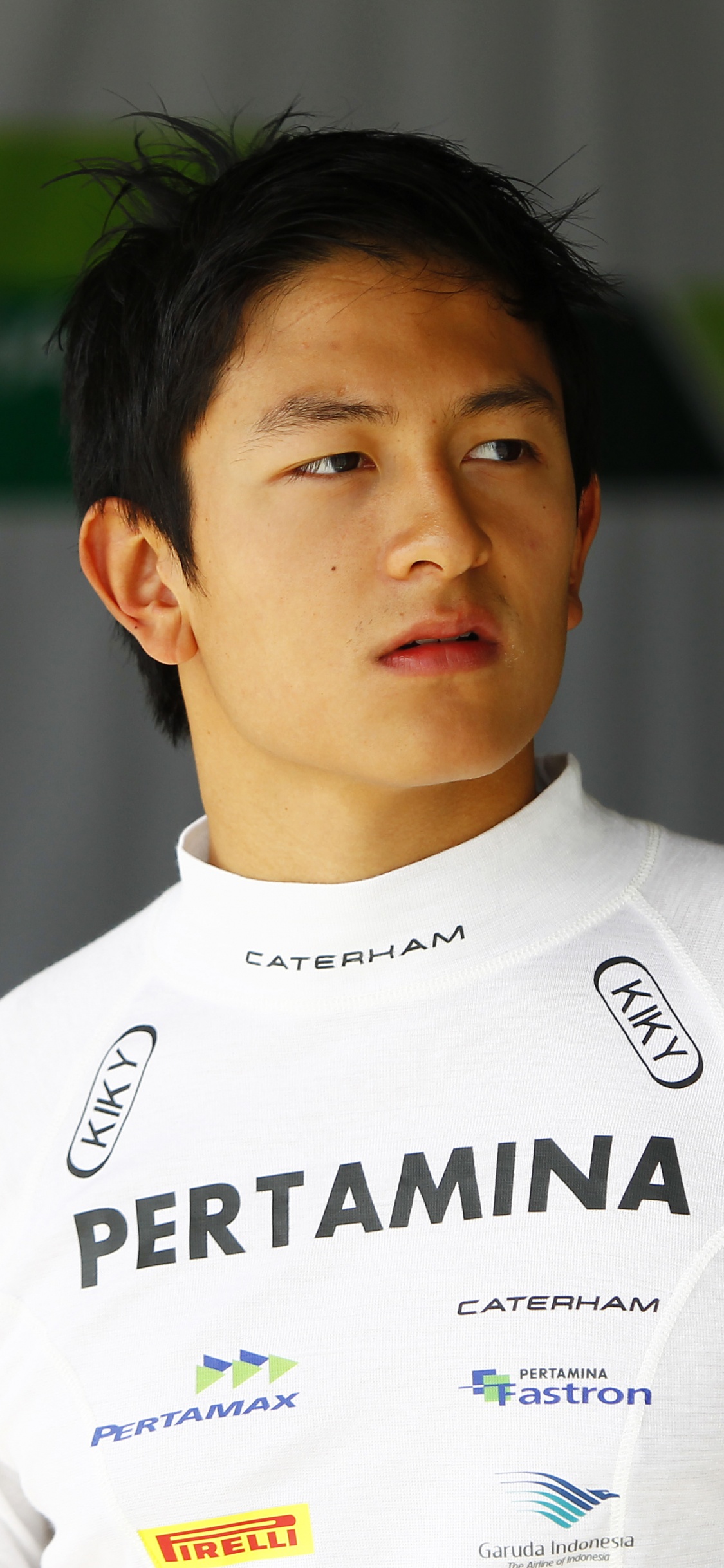 Hombre en Camiseta Blanca Con Cuello Redondo. Wallpaper in 1125x2436 Resolution