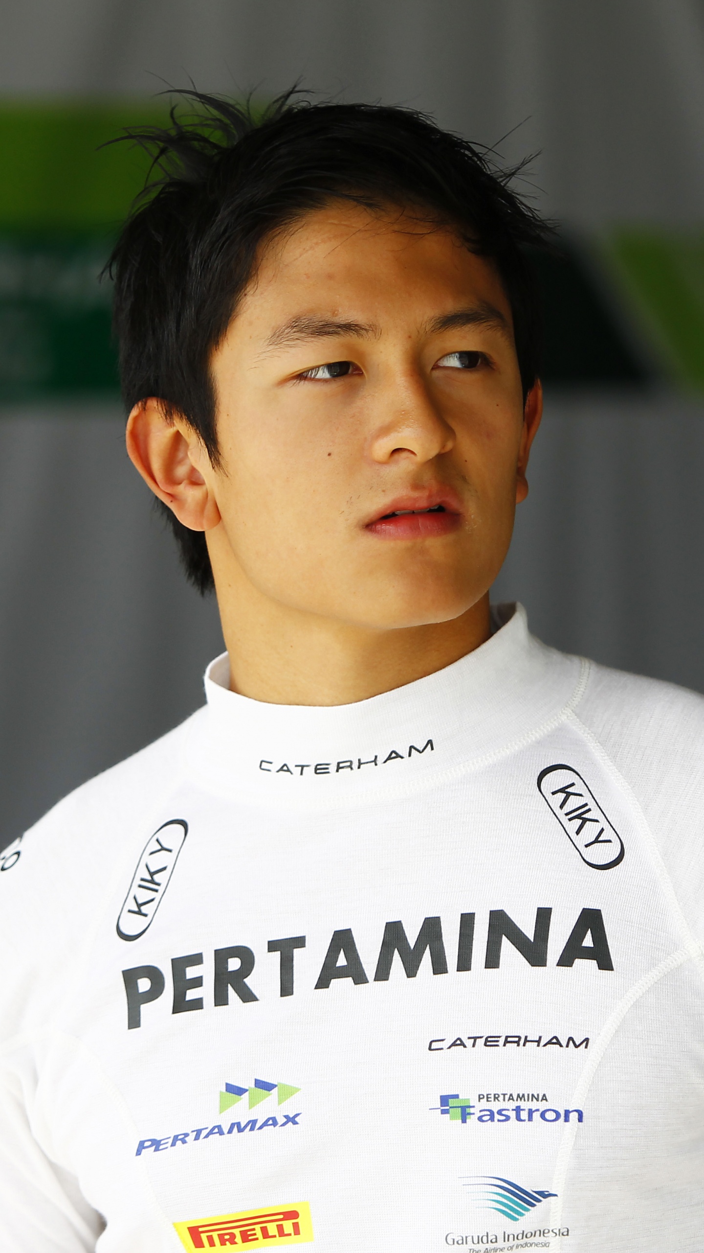 Hombre en Camiseta Blanca Con Cuello Redondo. Wallpaper in 1440x2560 Resolution