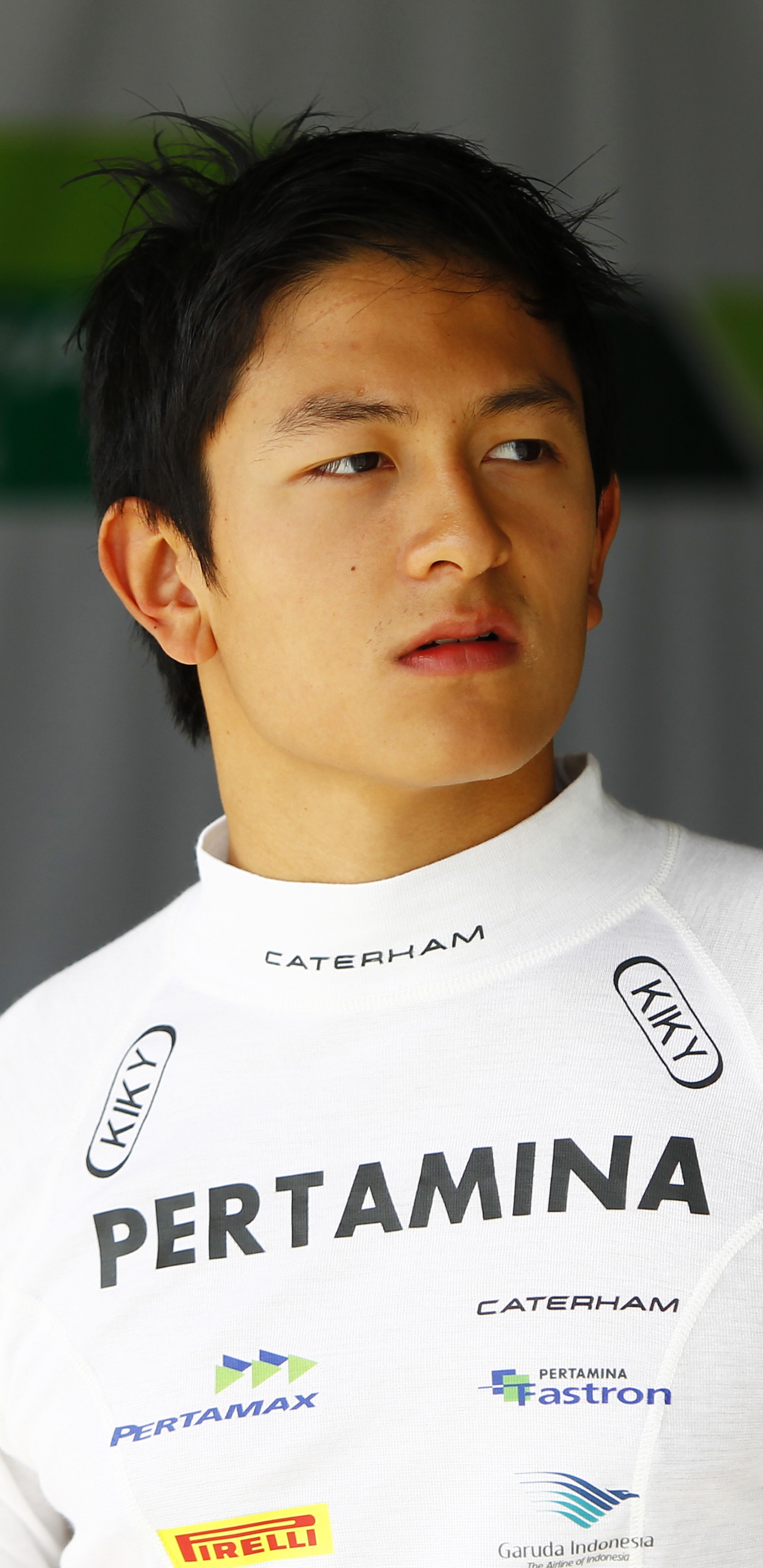 Hombre en Camiseta Blanca Con Cuello Redondo. Wallpaper in 1440x2960 Resolution