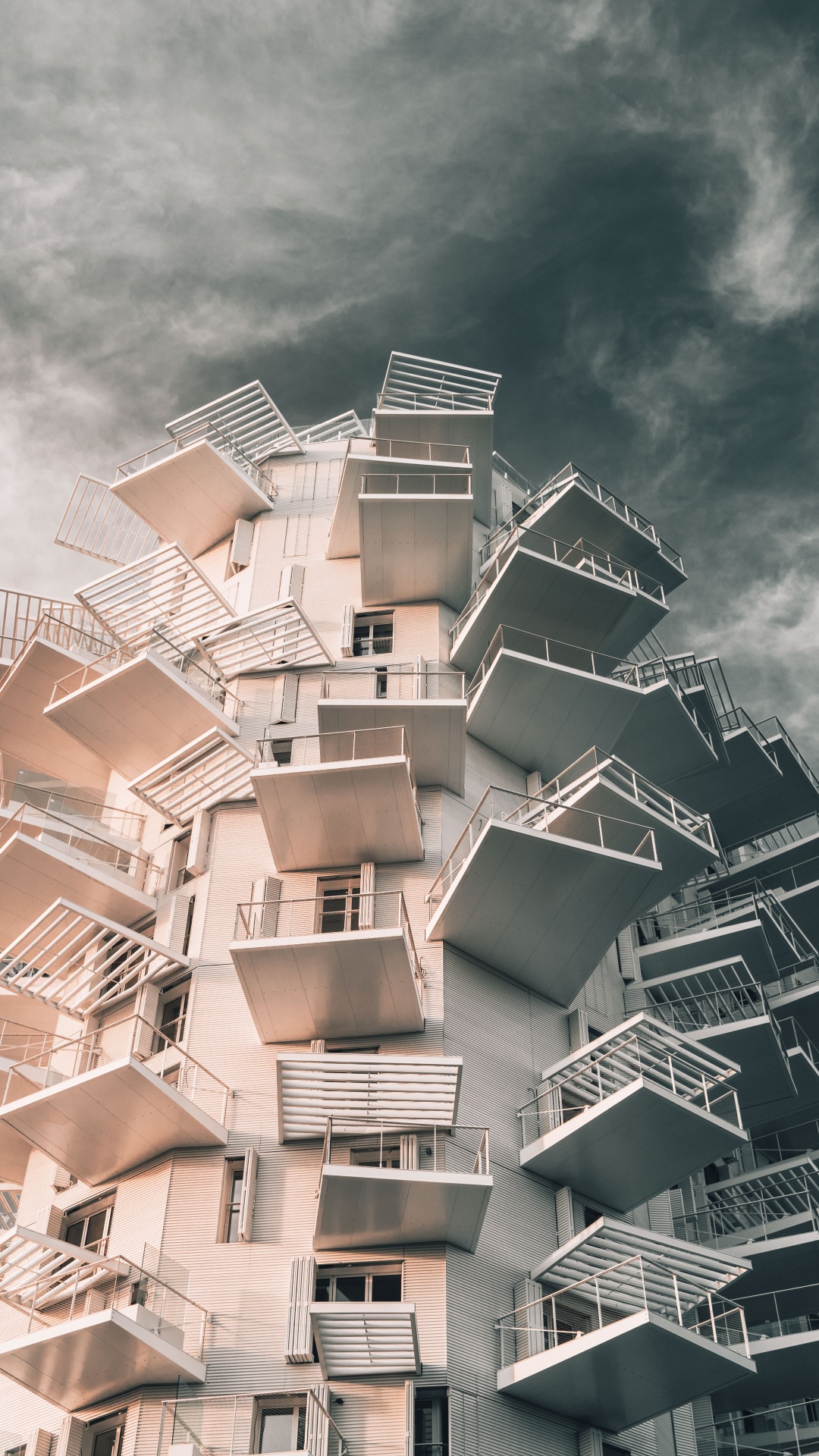 Bâtiment en Béton Blanc Sous Ciel Nuageux Pendant la Journée. Wallpaper in 1080x1920 Resolution