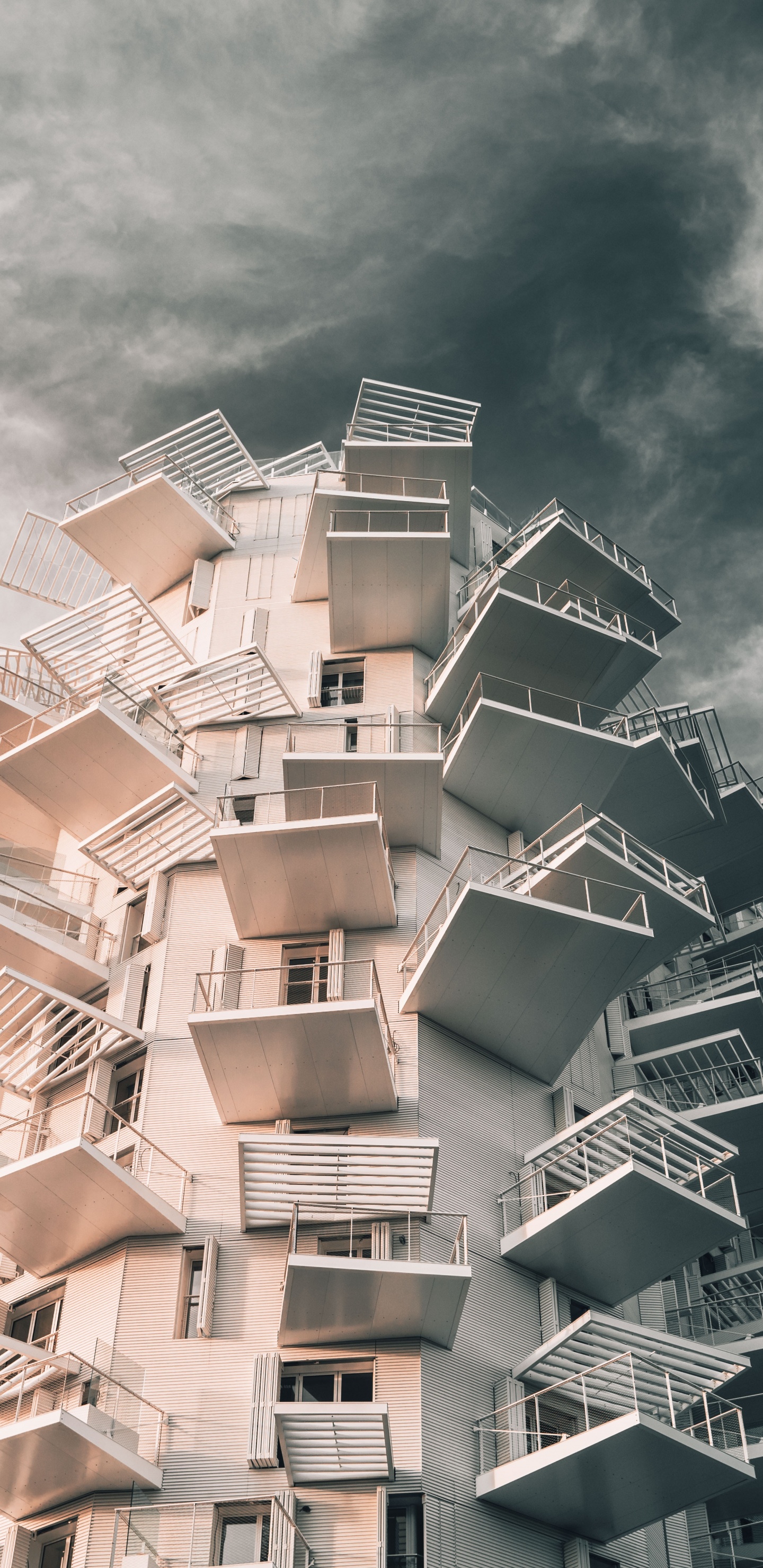 Bâtiment en Béton Blanc Sous Ciel Nuageux Pendant la Journée. Wallpaper in 1440x2960 Resolution