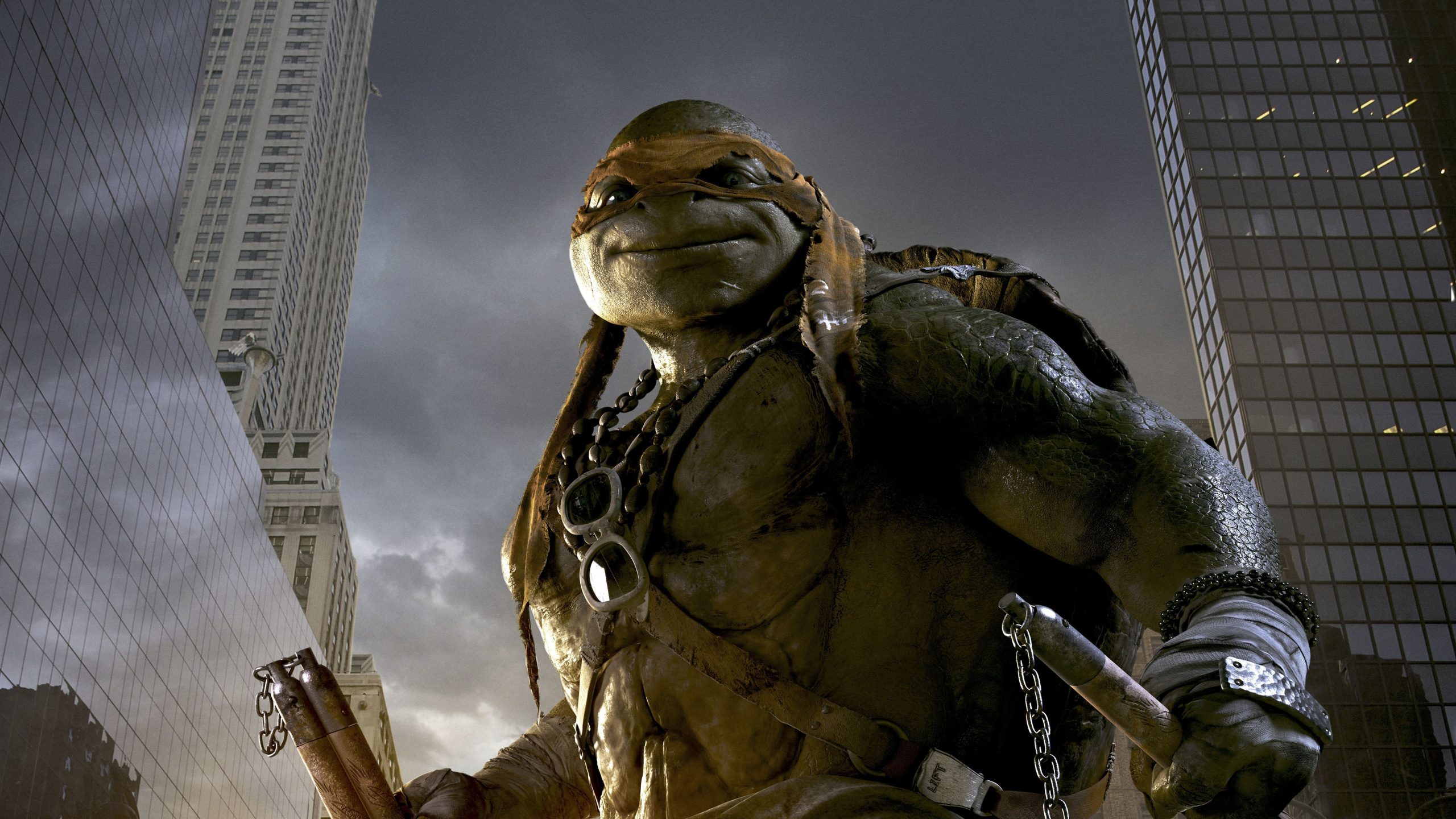 Estatua de Oro Del Hombre Que Sostiene el Rifle. Wallpaper in 2560x1440 Resolution