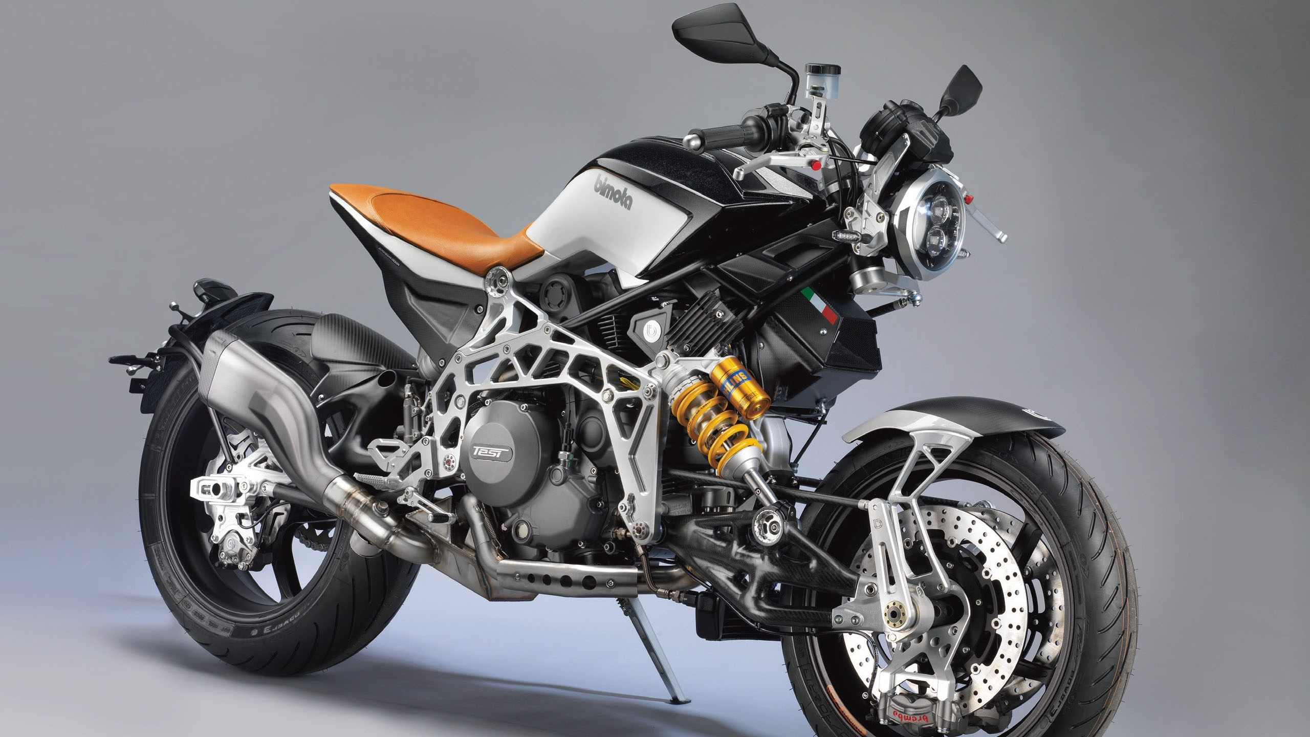 Orange and Black Sports Bike. Wallpaper in 2560x1440 Resolution