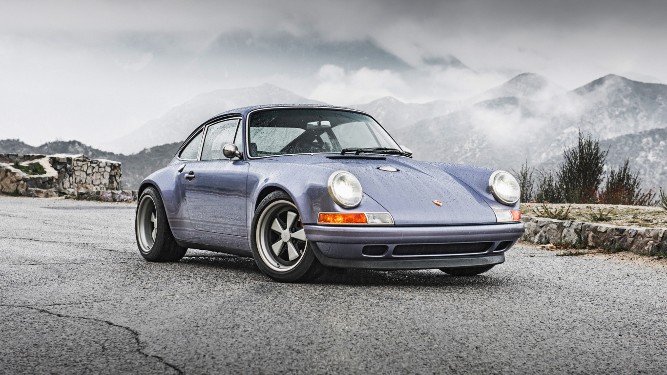 Porsche 911 Bleue Sur Route Asphaltée Grise. Wallpaper in 1366x768 Resolution