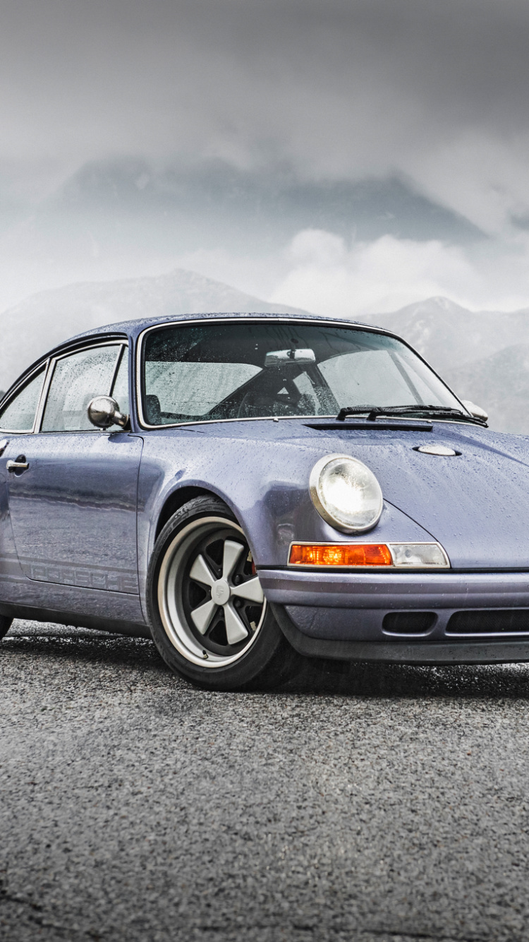 Porsche 911 Bleue Sur Route Asphaltée Grise. Wallpaper in 750x1334 Resolution