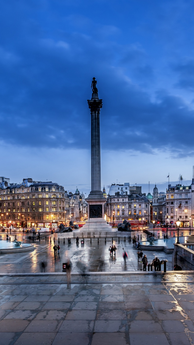 Personnes Marchant Dans la Rue Près D'un Bâtiment en Béton Blanc Pendant la Journée. Wallpaper in 750x1334 Resolution