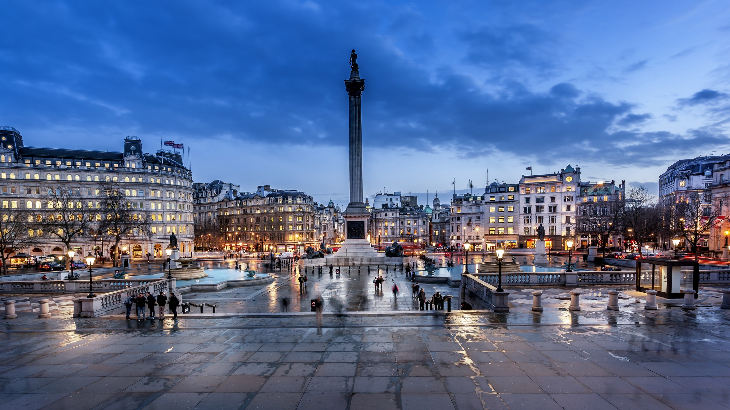 La Gente Caminando en la Calle Cerca Del Edificio de Hormigón Blanco Durante el Día. Wallpaper in 2560x1440 Resolution