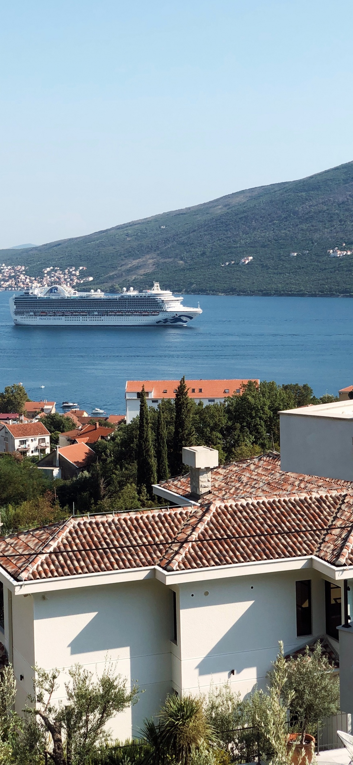 Sea, Real Estate, Water, Watercraft, Boat. Wallpaper in 1125x2436 Resolution
