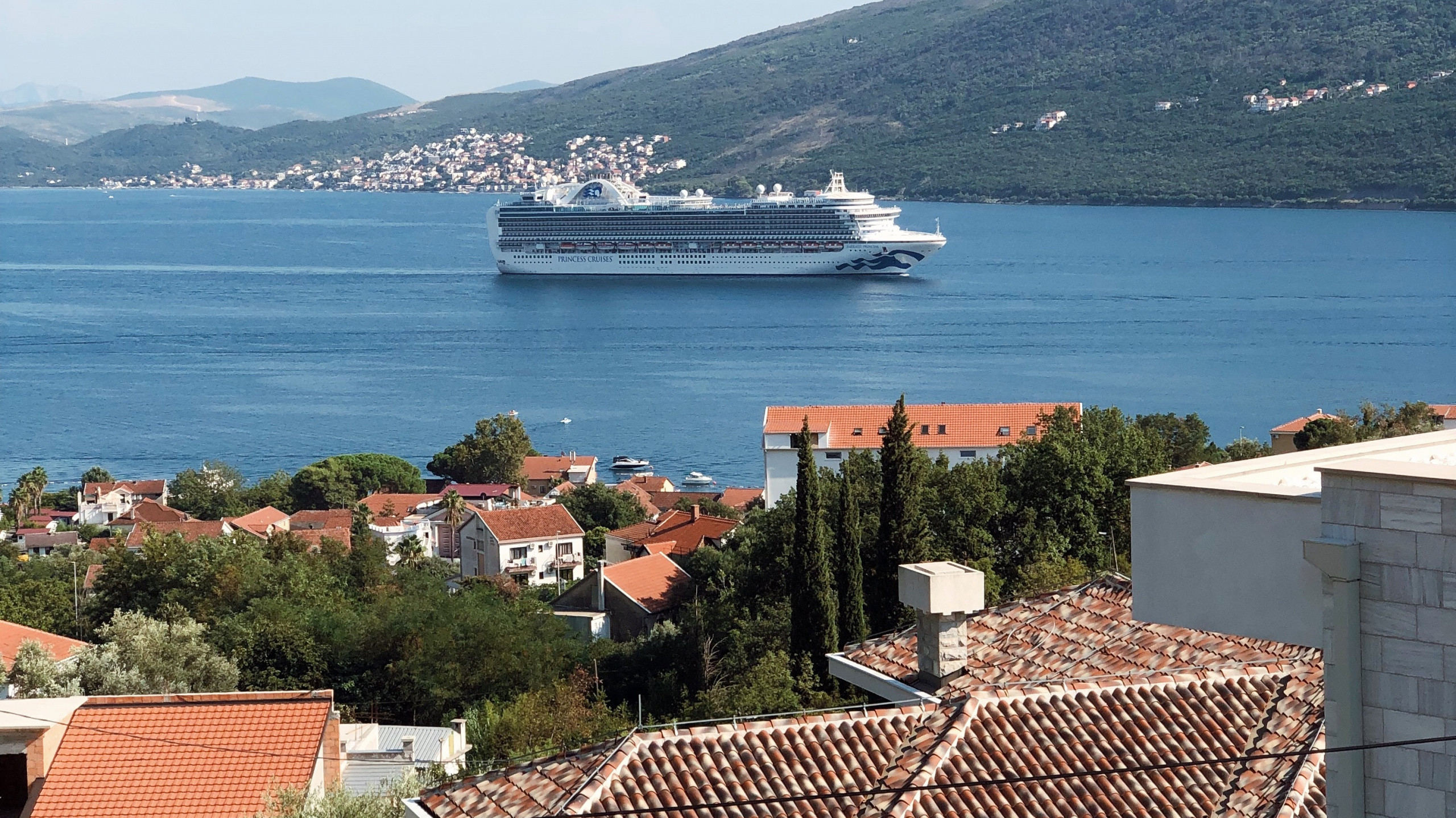 Sea, Real Estate, Water, Watercraft, Boat. Wallpaper in 2560x1440 Resolution