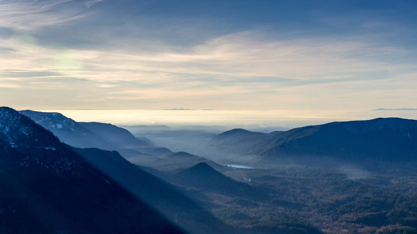 Berge Unter Weißen Wolken Tagsüber. Wallpaper in 1366x768 Resolution