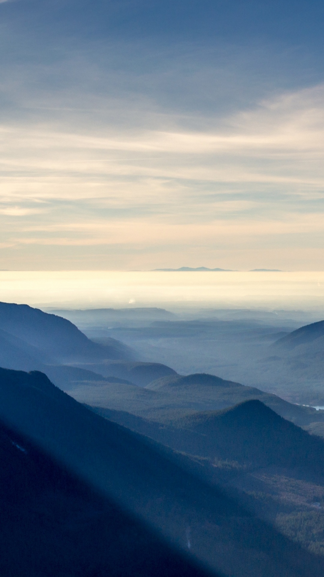 Montagnes Sous Des Nuages Blancs Pendant la Journée. Wallpaper in 1080x1920 Resolution
